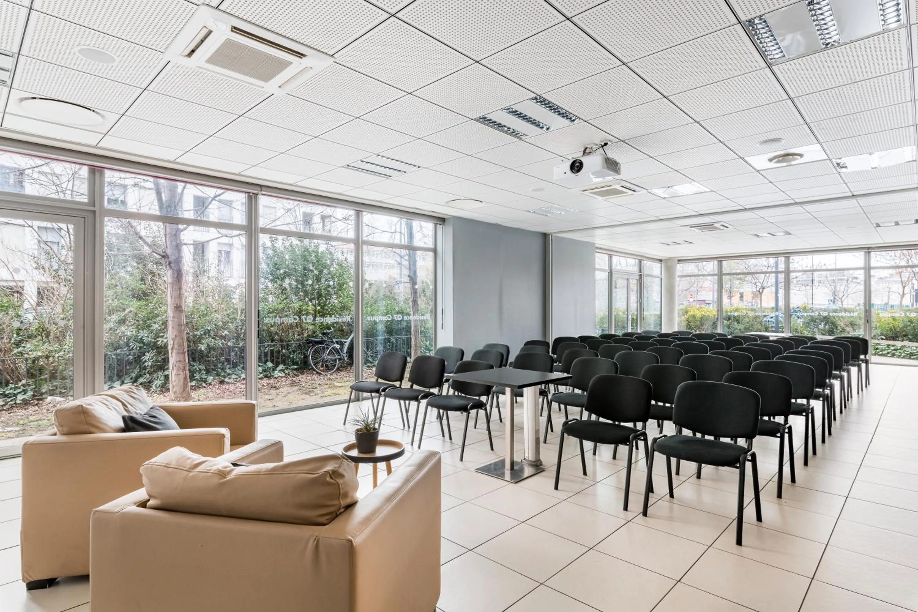 Meeting/conference room in Appart hôtel Q7 Lodge Lyon 7