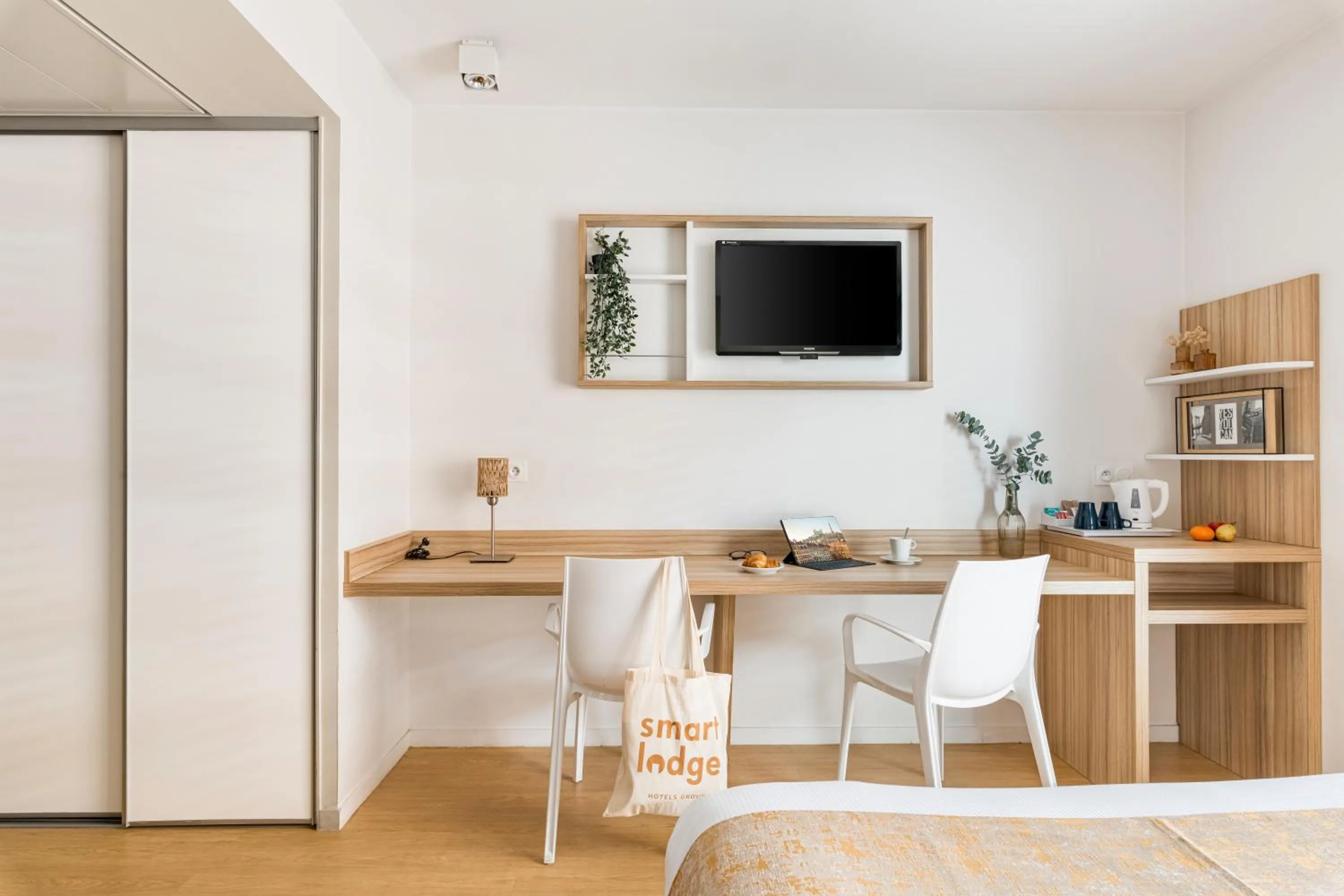 TV and multimedia in Appart hôtel Q7 Lodge Lyon 7