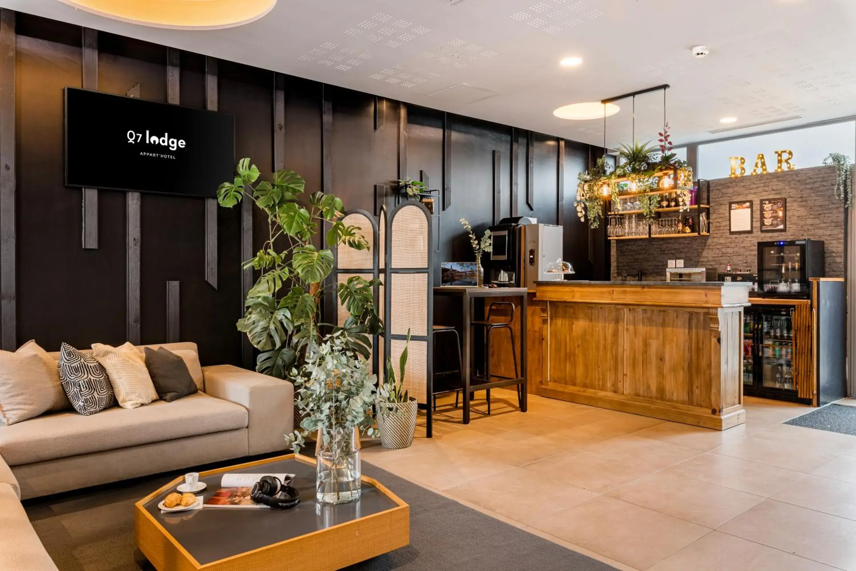 Lounge or bar in Appart hôtel Q7 Lodge Lyon 7 Lounge or bar in Appart hôtel Q7 Lodge Lyon 7