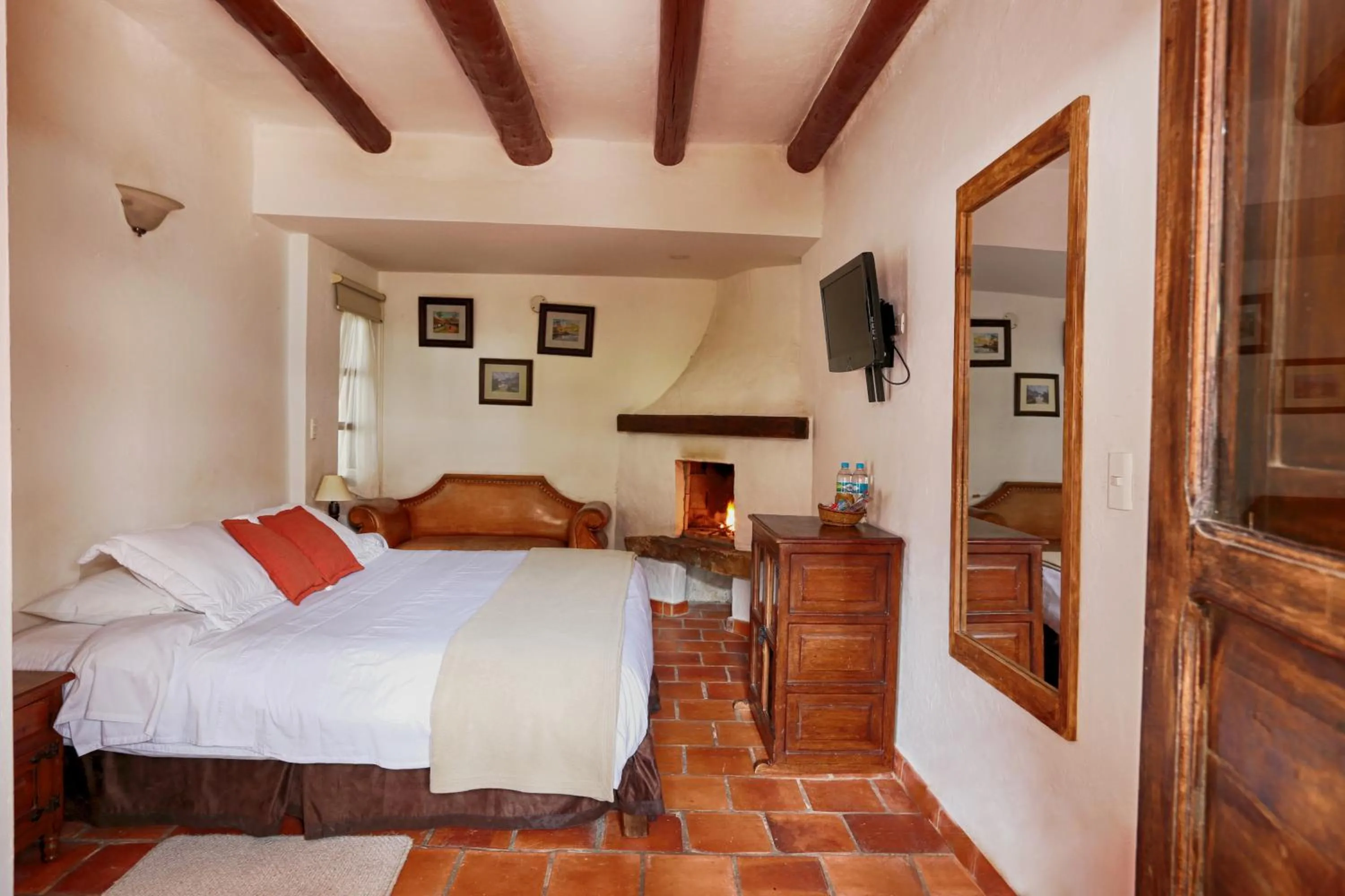 Photo of the whole room, Bed in Hotel Mesón de los Virreyes