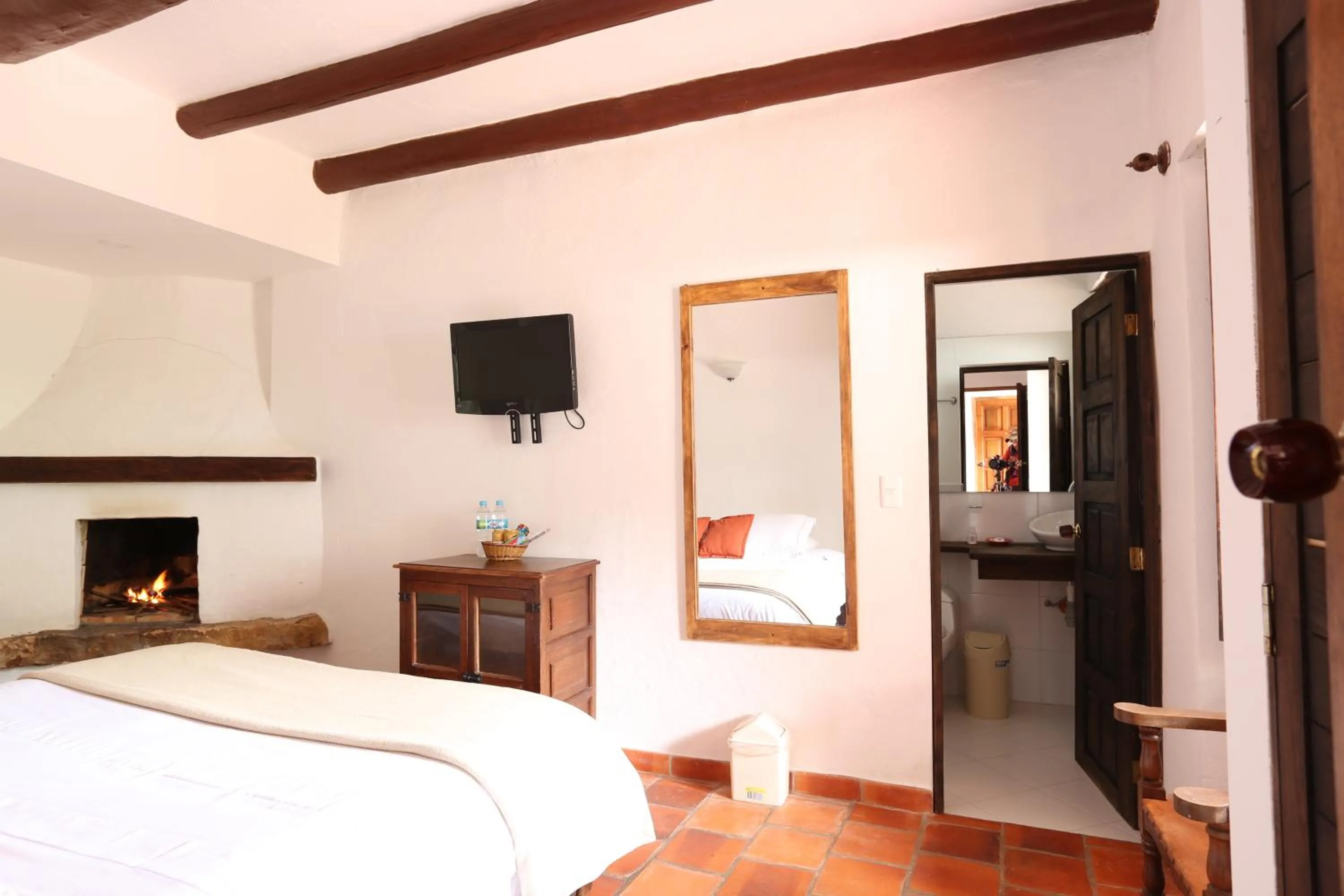 Photo of the whole room, Bed in Hotel Mesón de los Virreyes