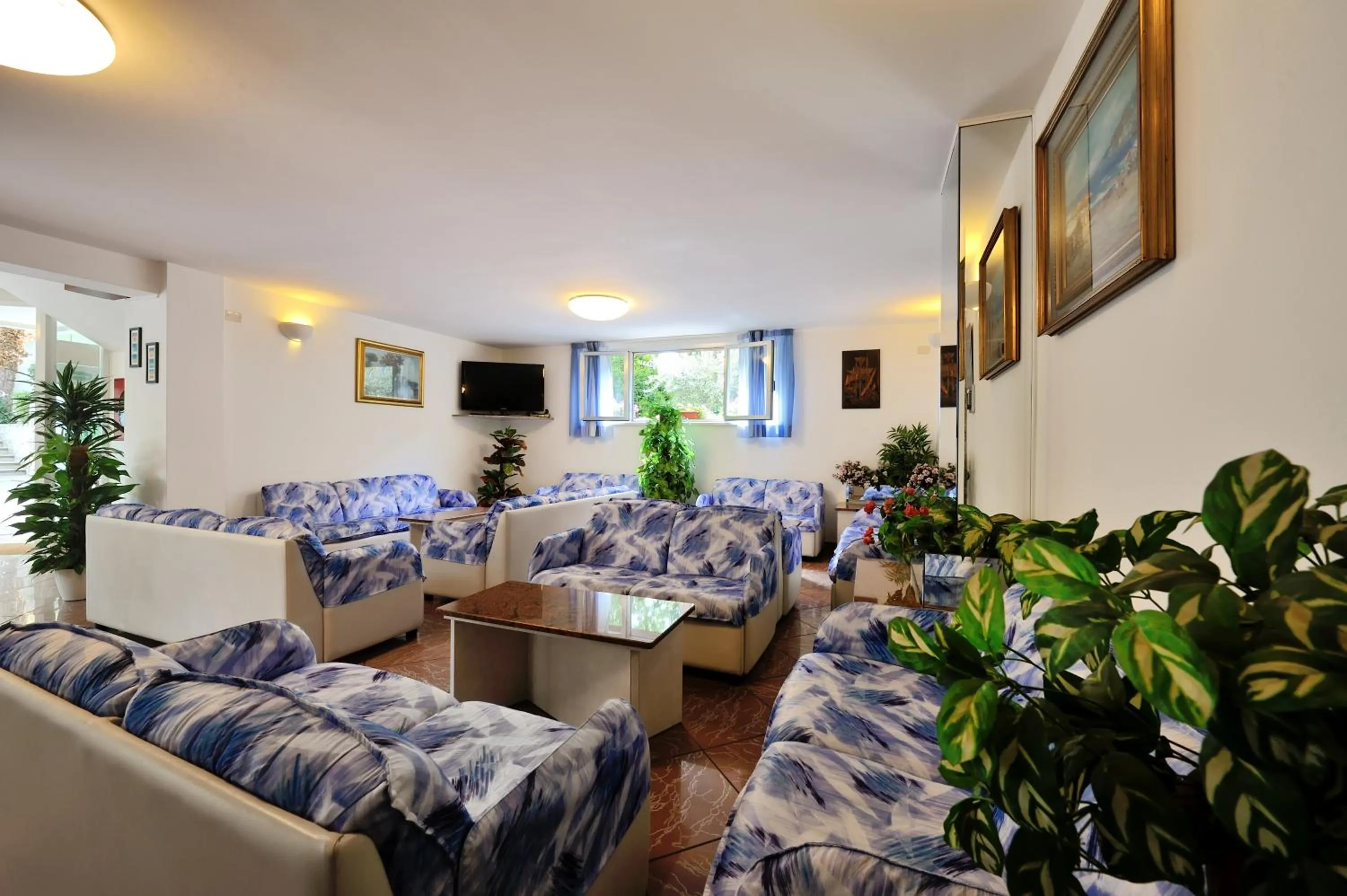 Communal lounge/ TV room in Hotel Samoa