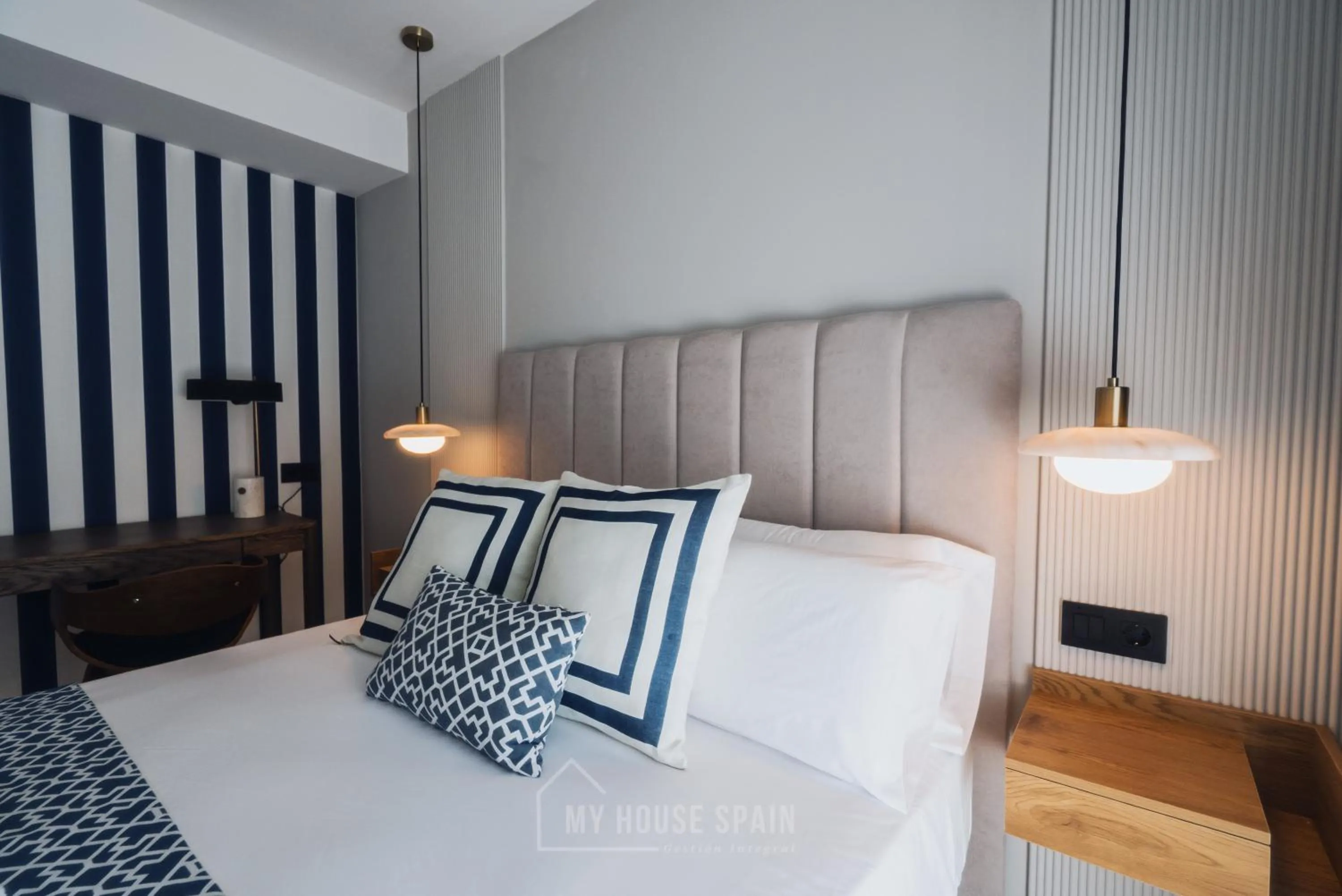 Bed in Hotel Central by MyHouseSpain