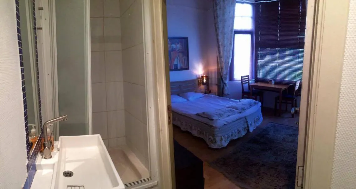 Bed in Appart-hôtel Maison de la Lune - petite Auberge d'Etterbeek