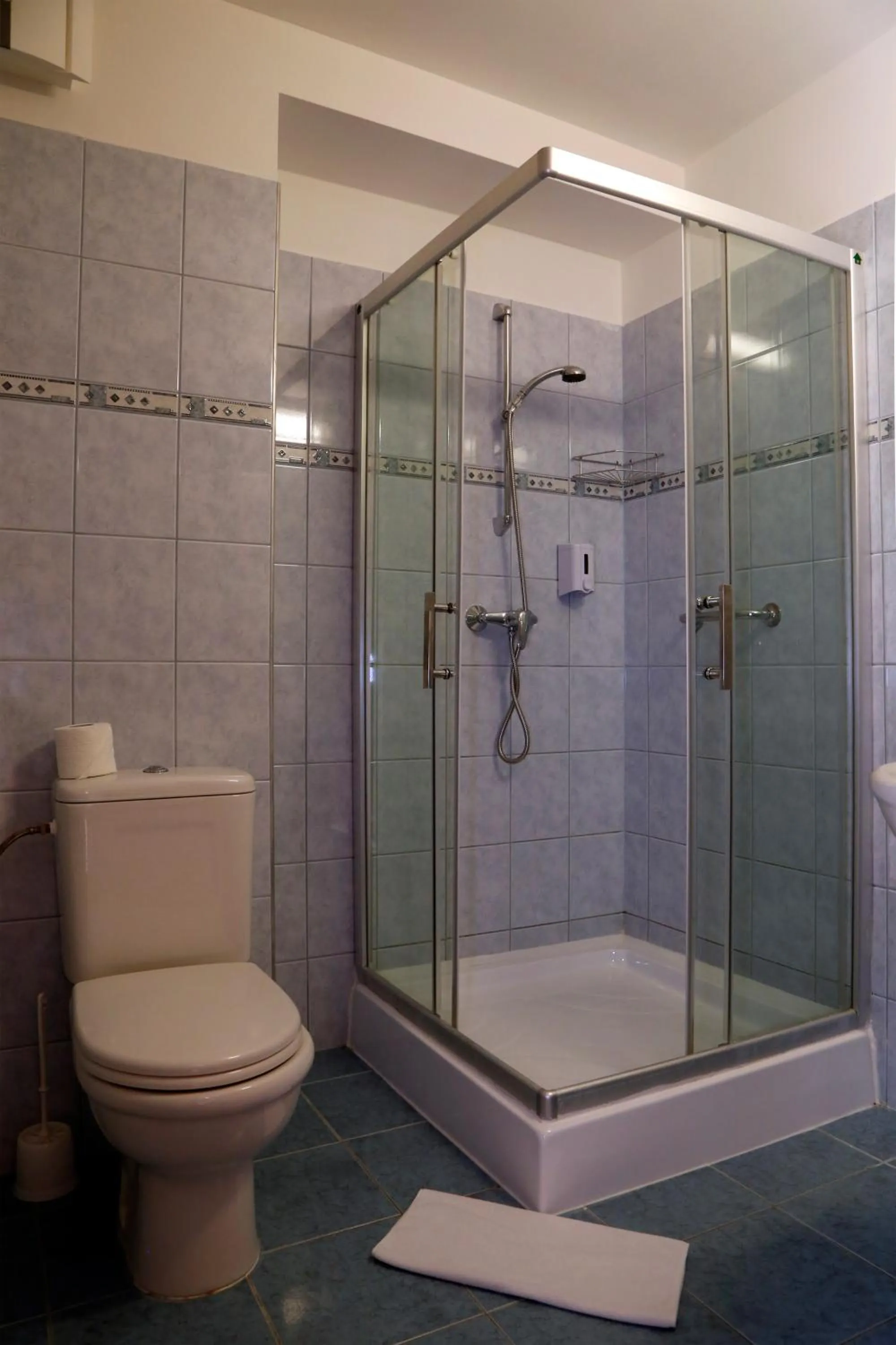 Shower in Six Inn Hotel Budapest