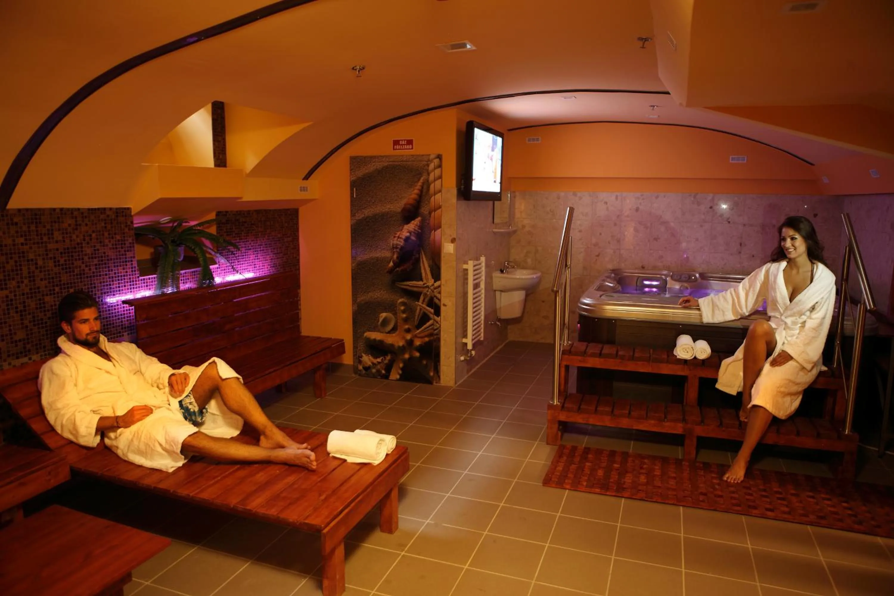 Hot Tub in Six Inn Hotel Budapest