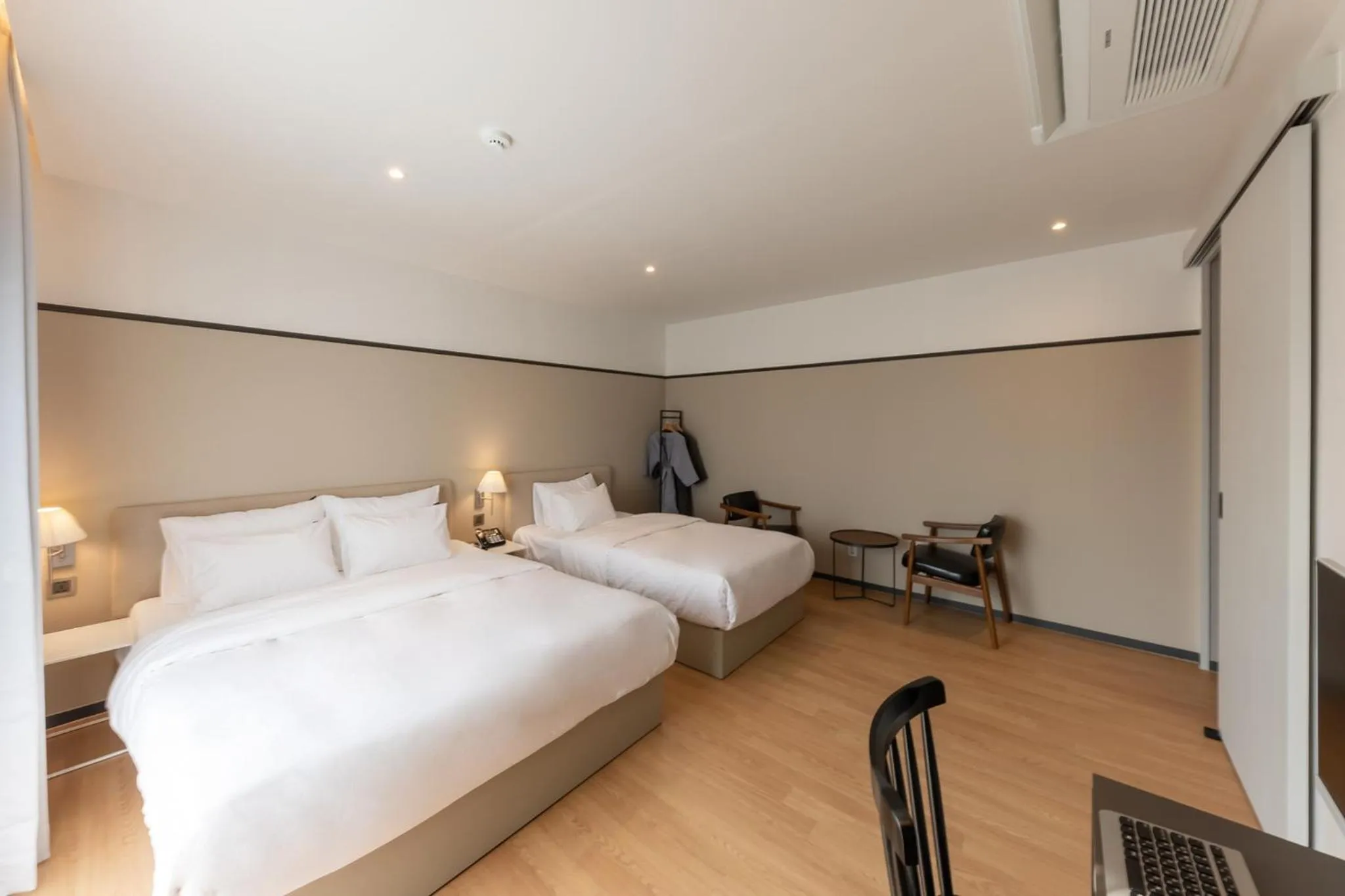 Bed in Brown-Dot Hotel Dongchon Amusement Park