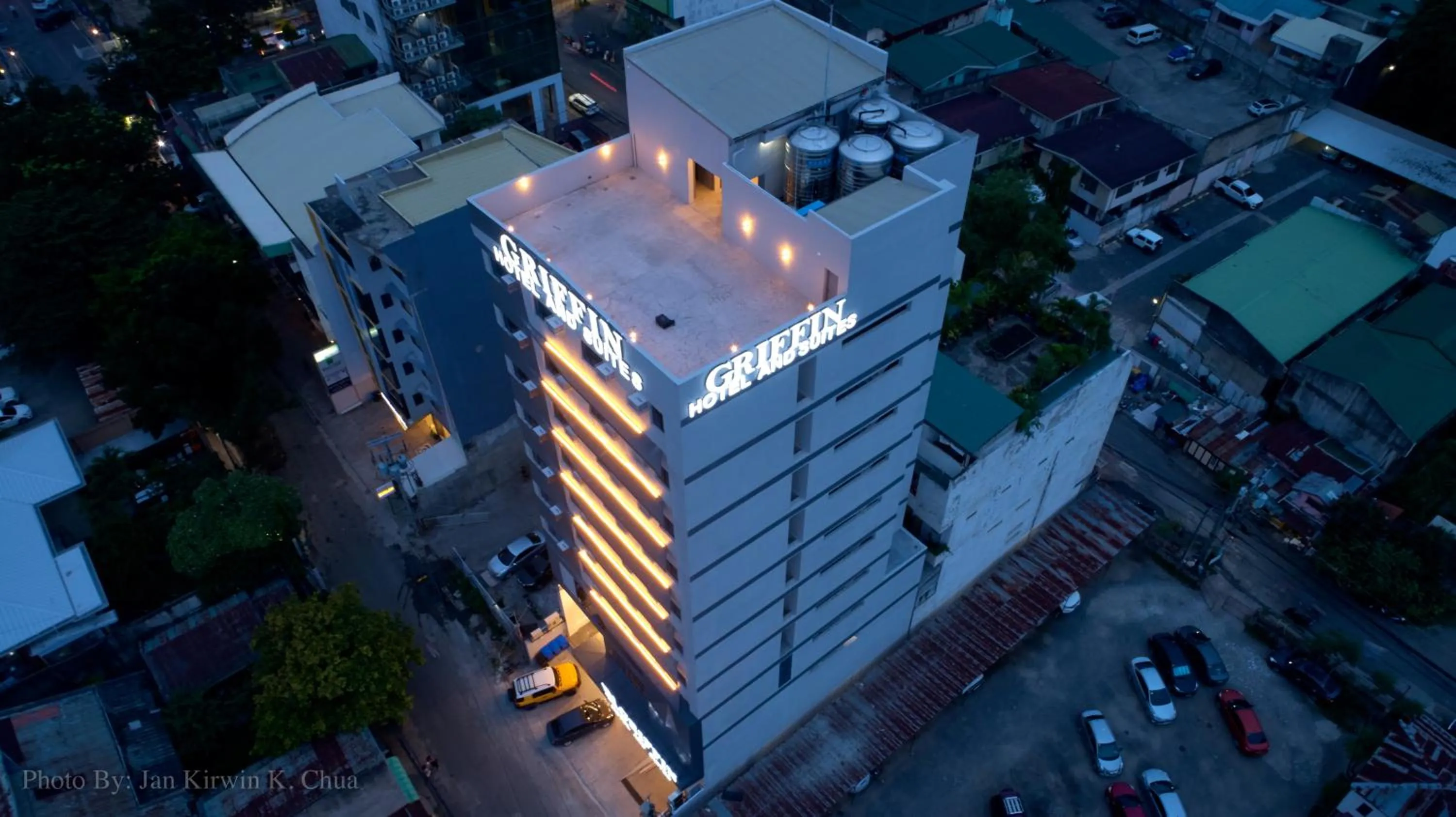 Night in Griffin Hotel and Suites