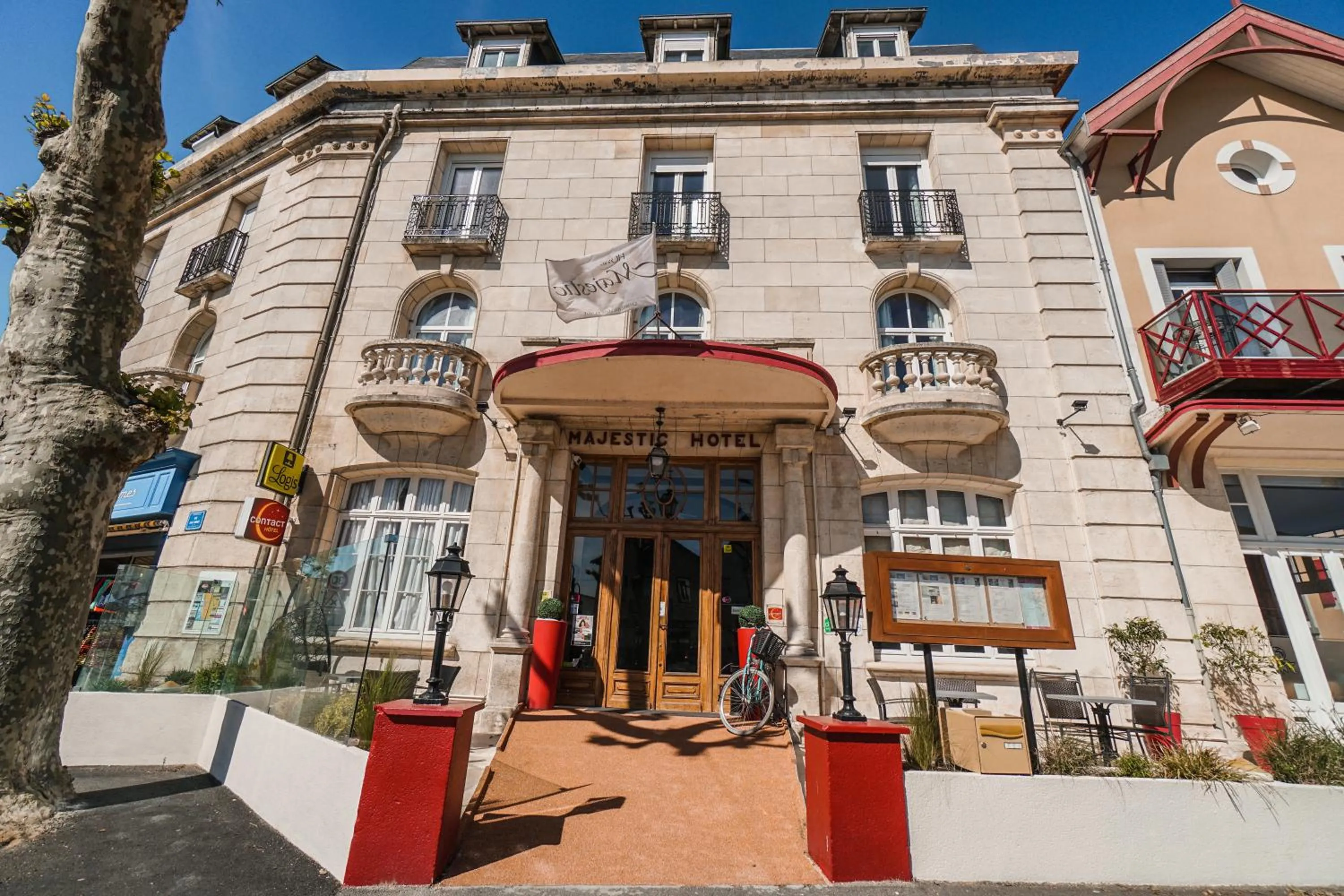 Facade/entrance in LOGIS Hotel Majestic Chatelaillon Plage - La Rochelle