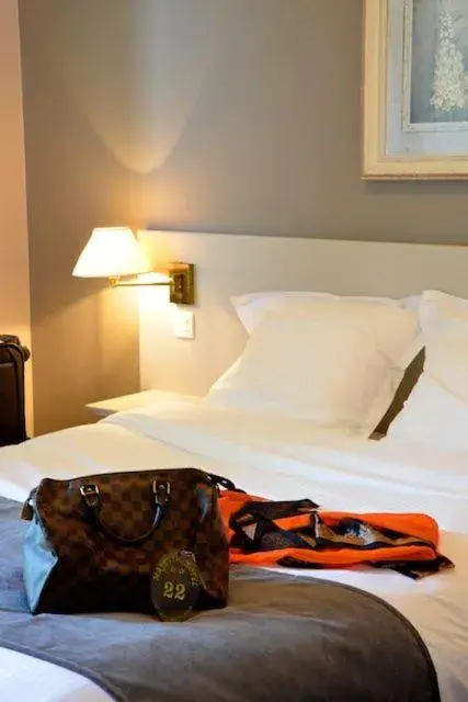 Bedroom, Bed in LOGIS Hotel Majestic Chatelaillon Plage - La Rochelle Bedroom, Bed in LOGIS Hotel Majestic Chatelaillon Plage - La Rochelle