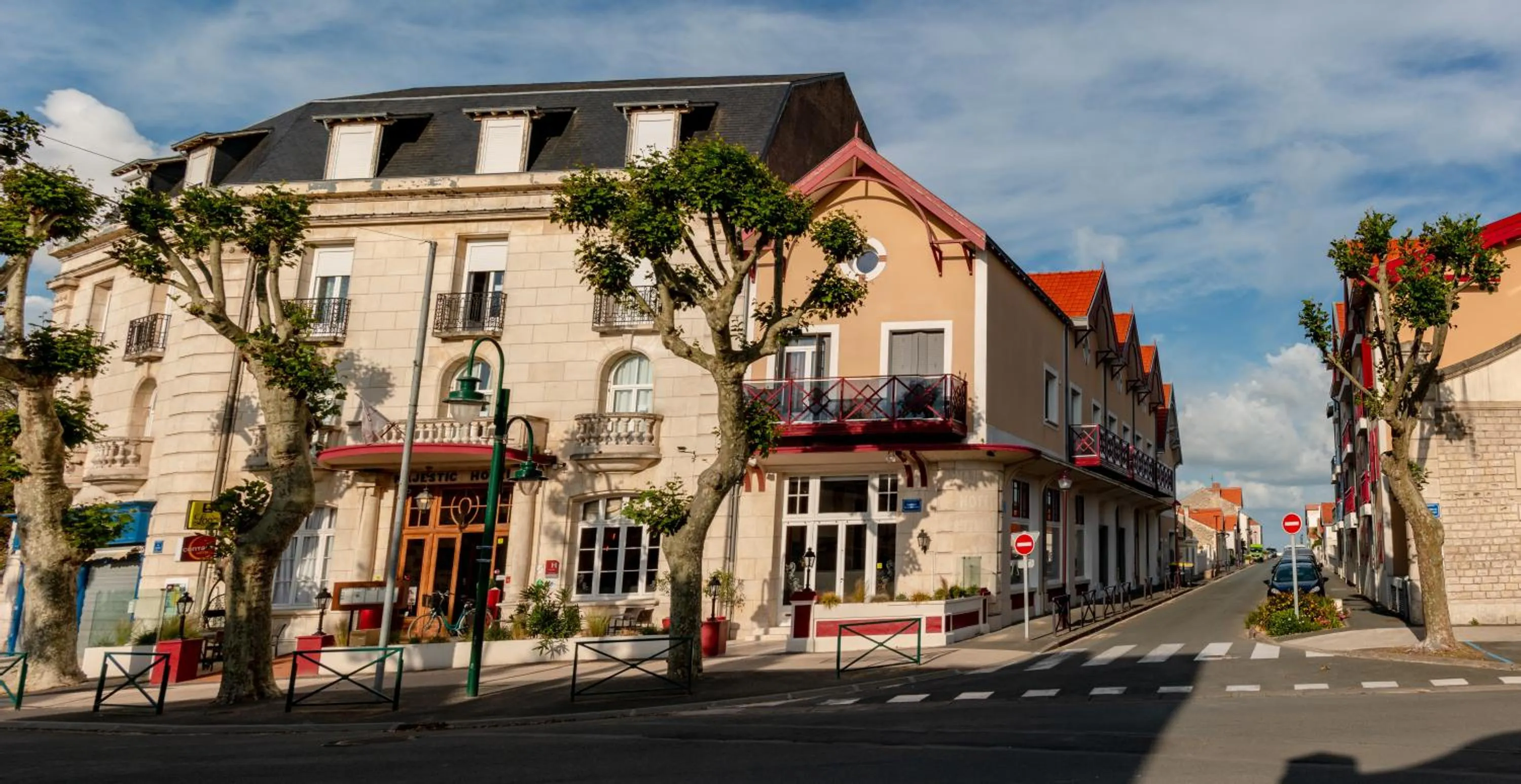 Property building in LOGIS Hotel Majestic Chatelaillon Plage - La Rochelle