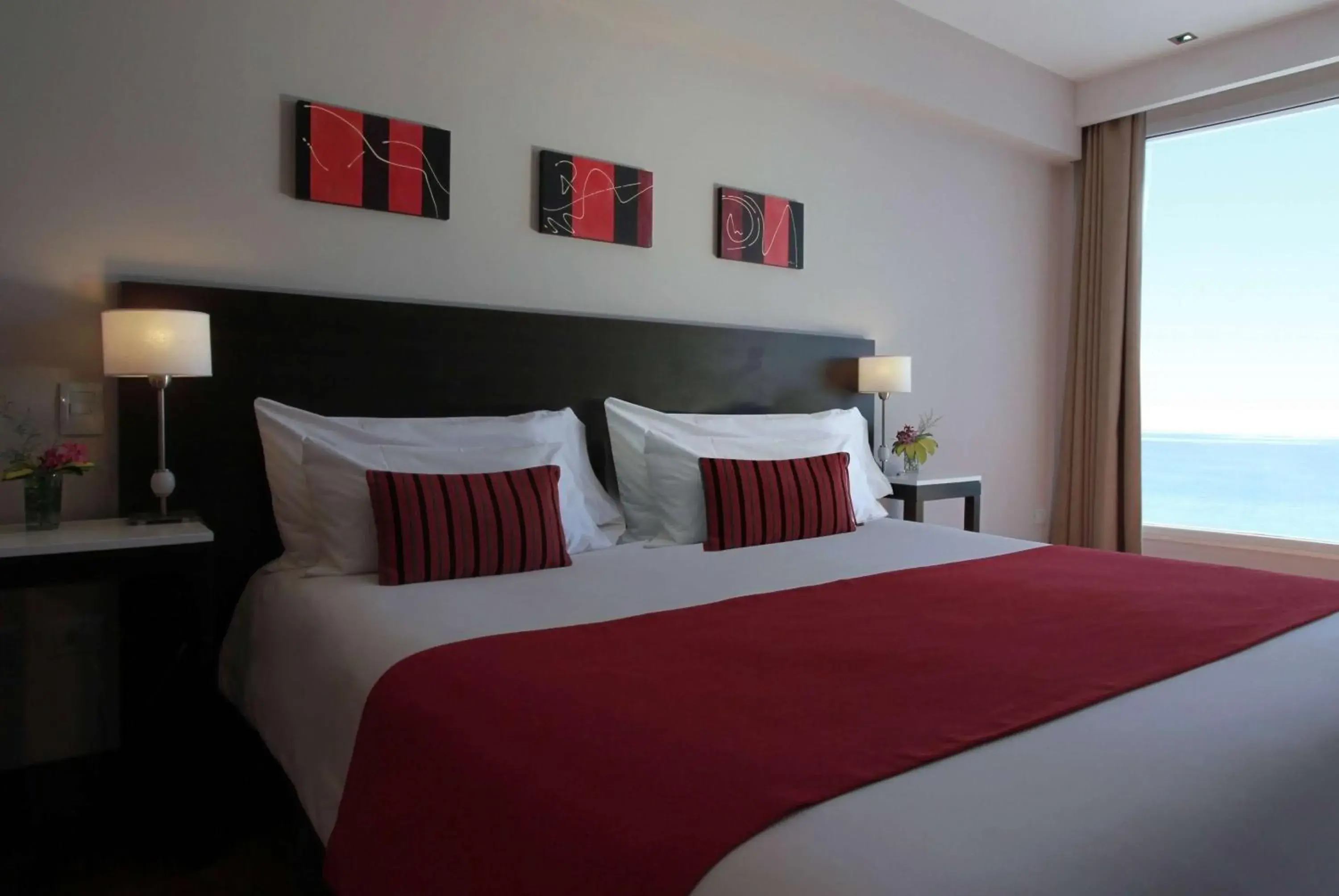 Photo of the whole room, Bed in Dazzler by Wyndham Puerto Madryn Photo of the whole room, Bed in Dazzler by Wyndham Puerto Madryn