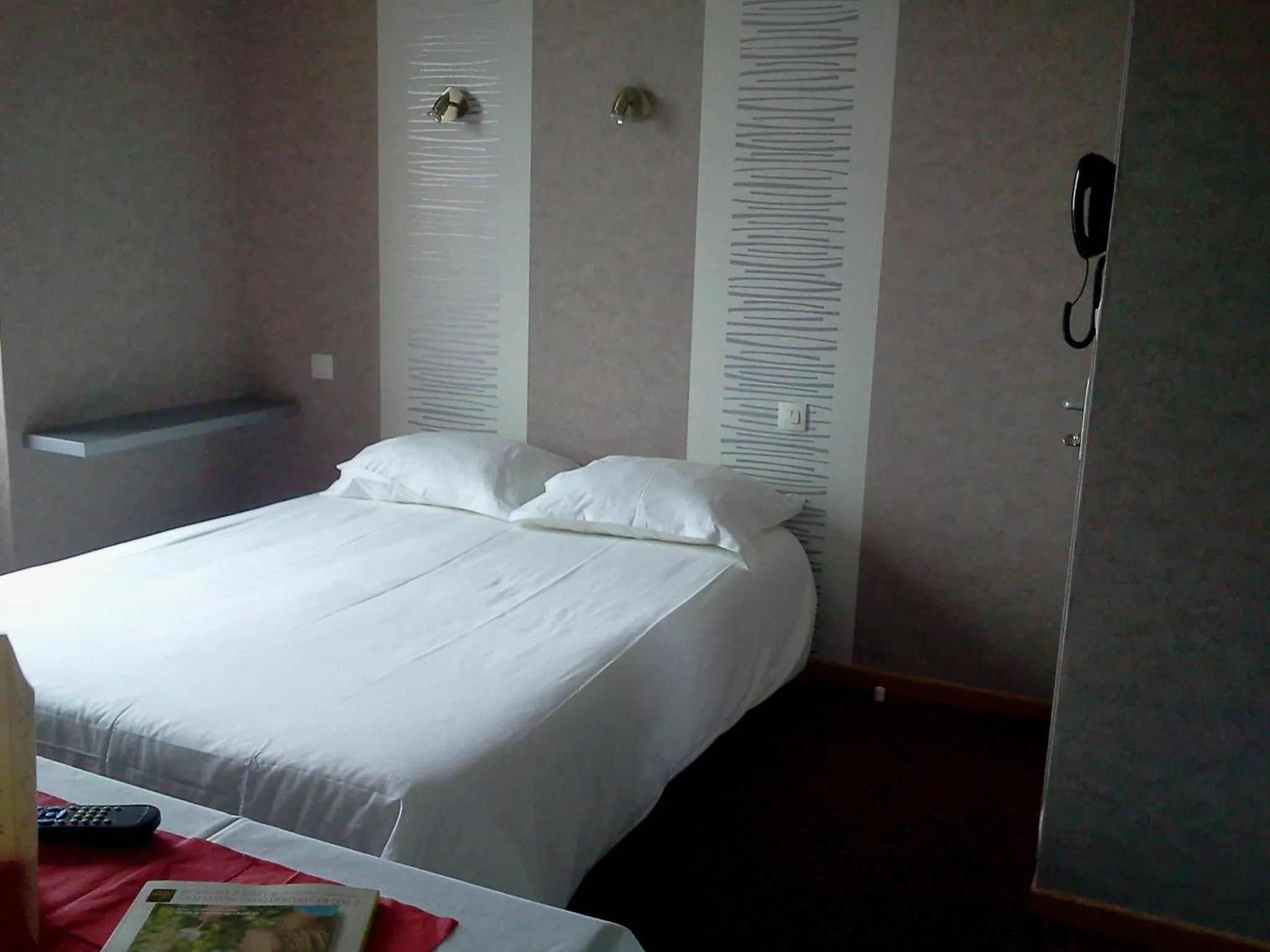 Bed in Hotel Restaurant Le Phare