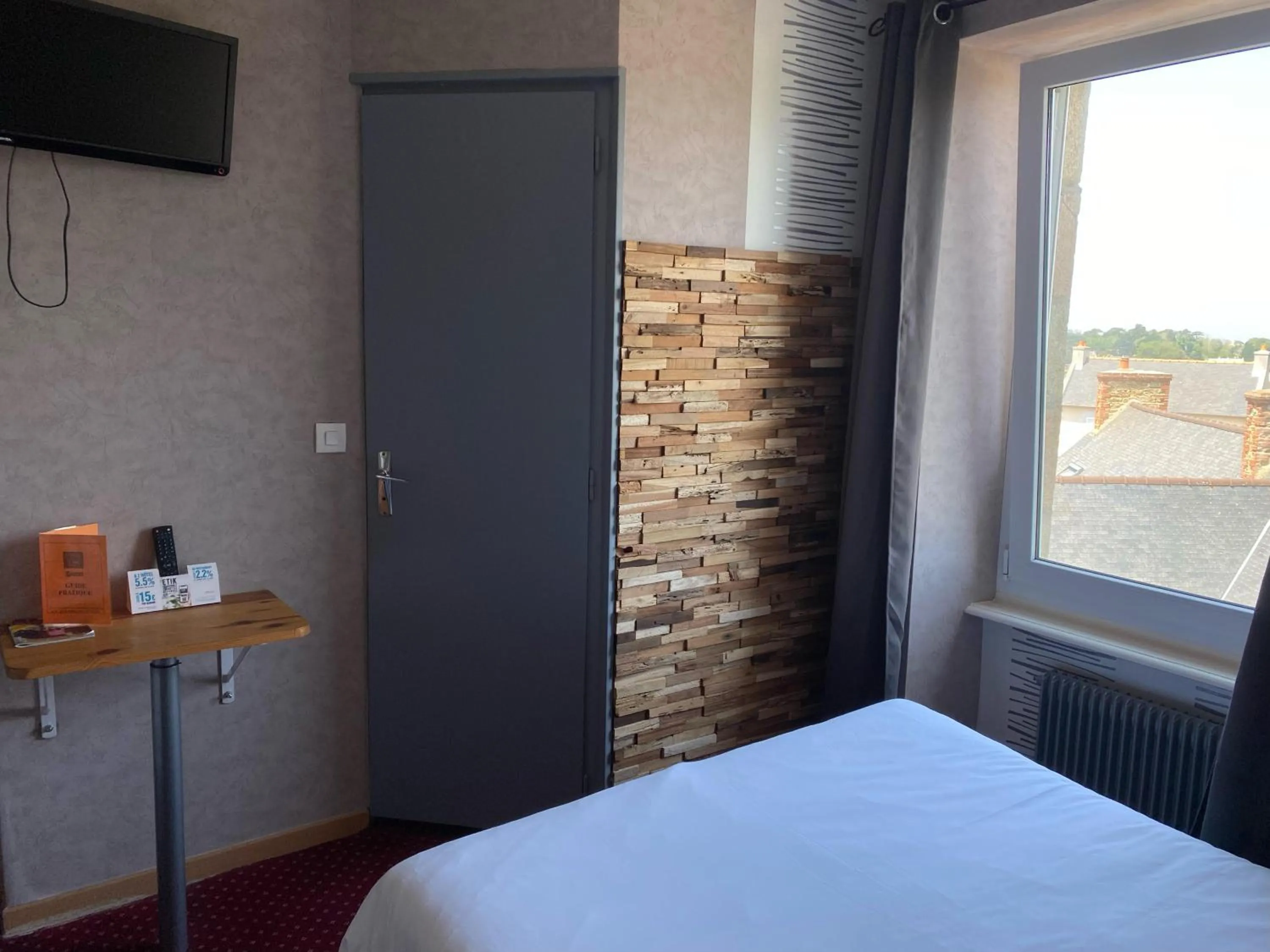 Bed in Hotel Restaurant Le Phare