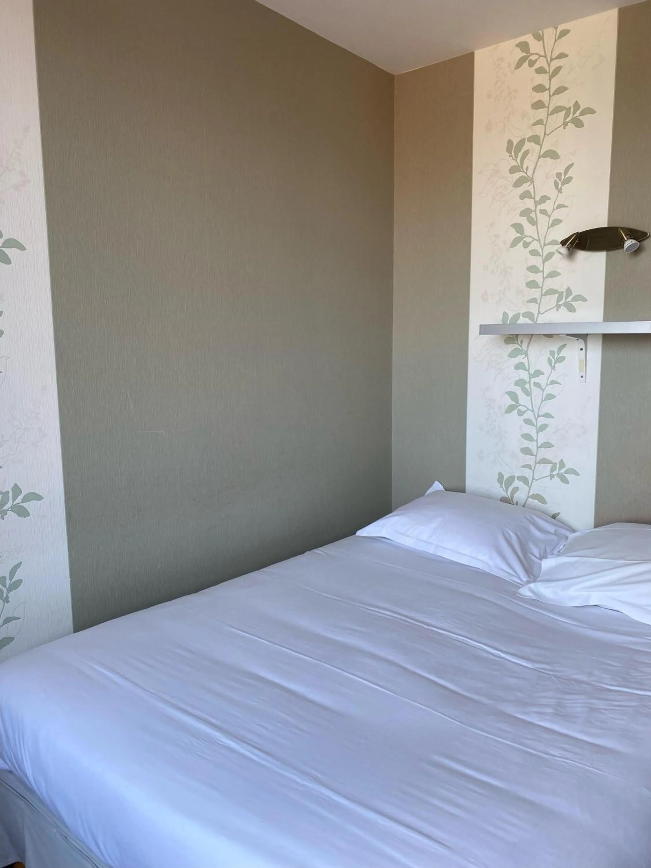 Bed in Hotel Restaurant Le Phare