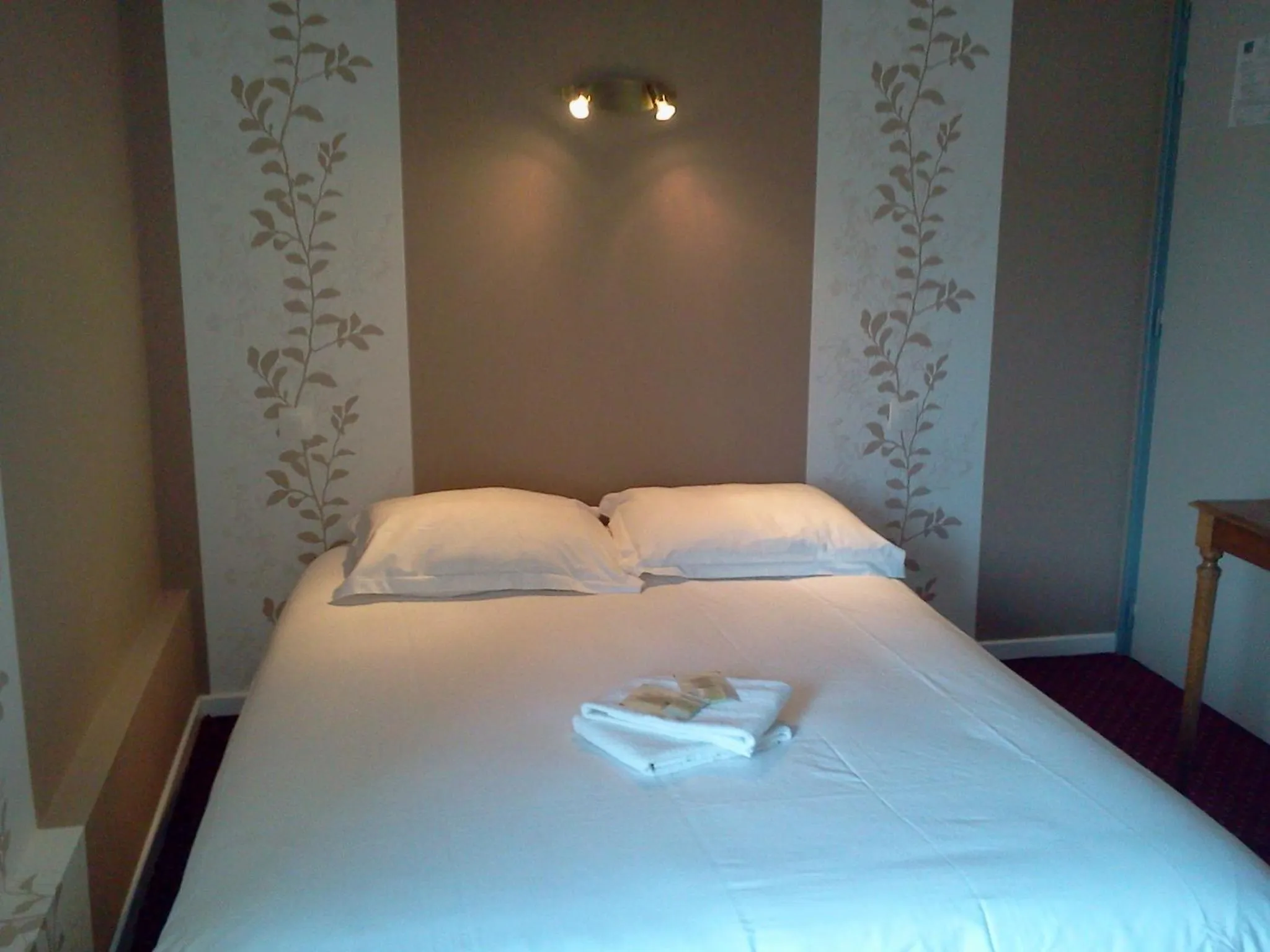 Bed in Hotel Restaurant Le Phare