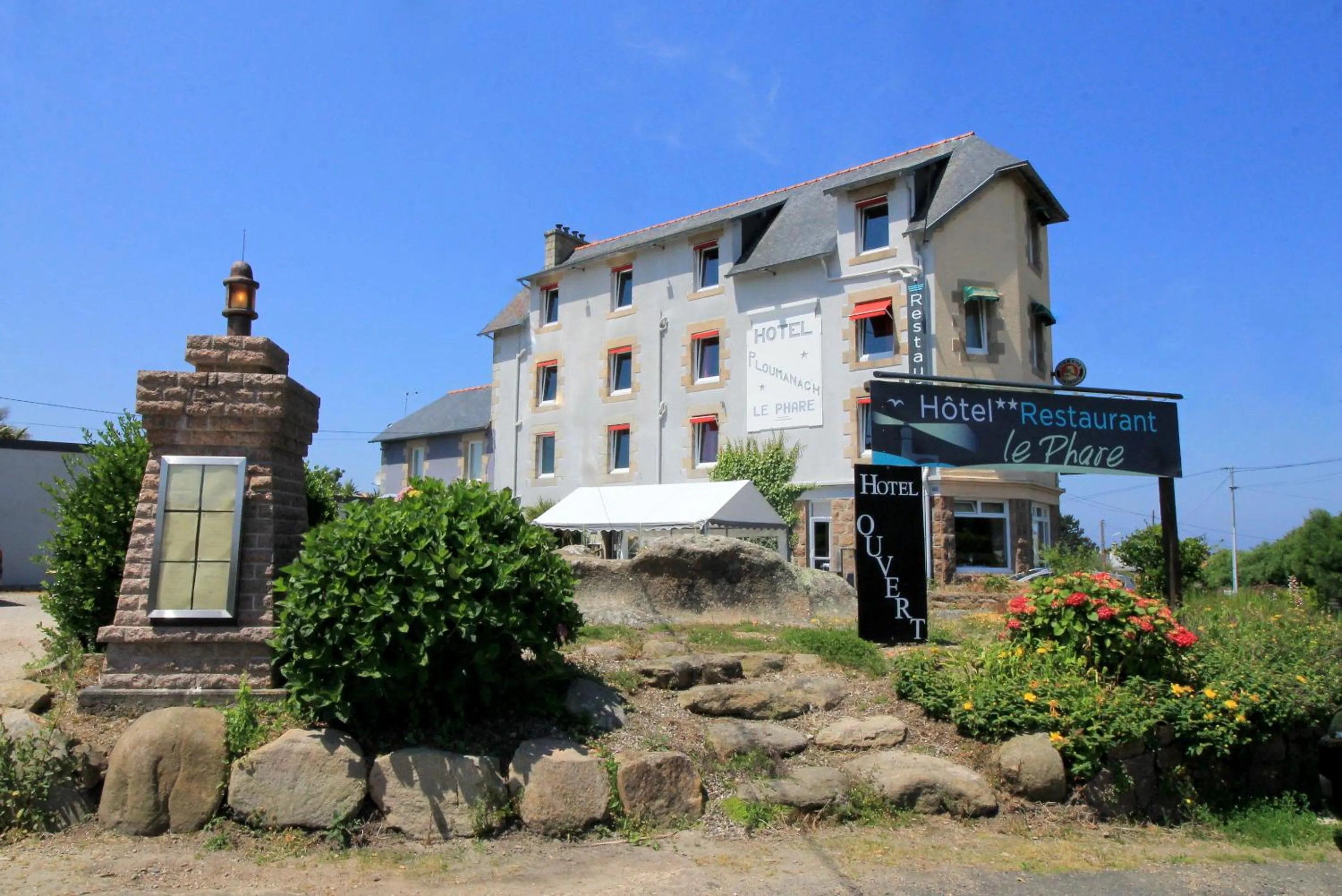 Property building in Hotel Restaurant Le Phare
