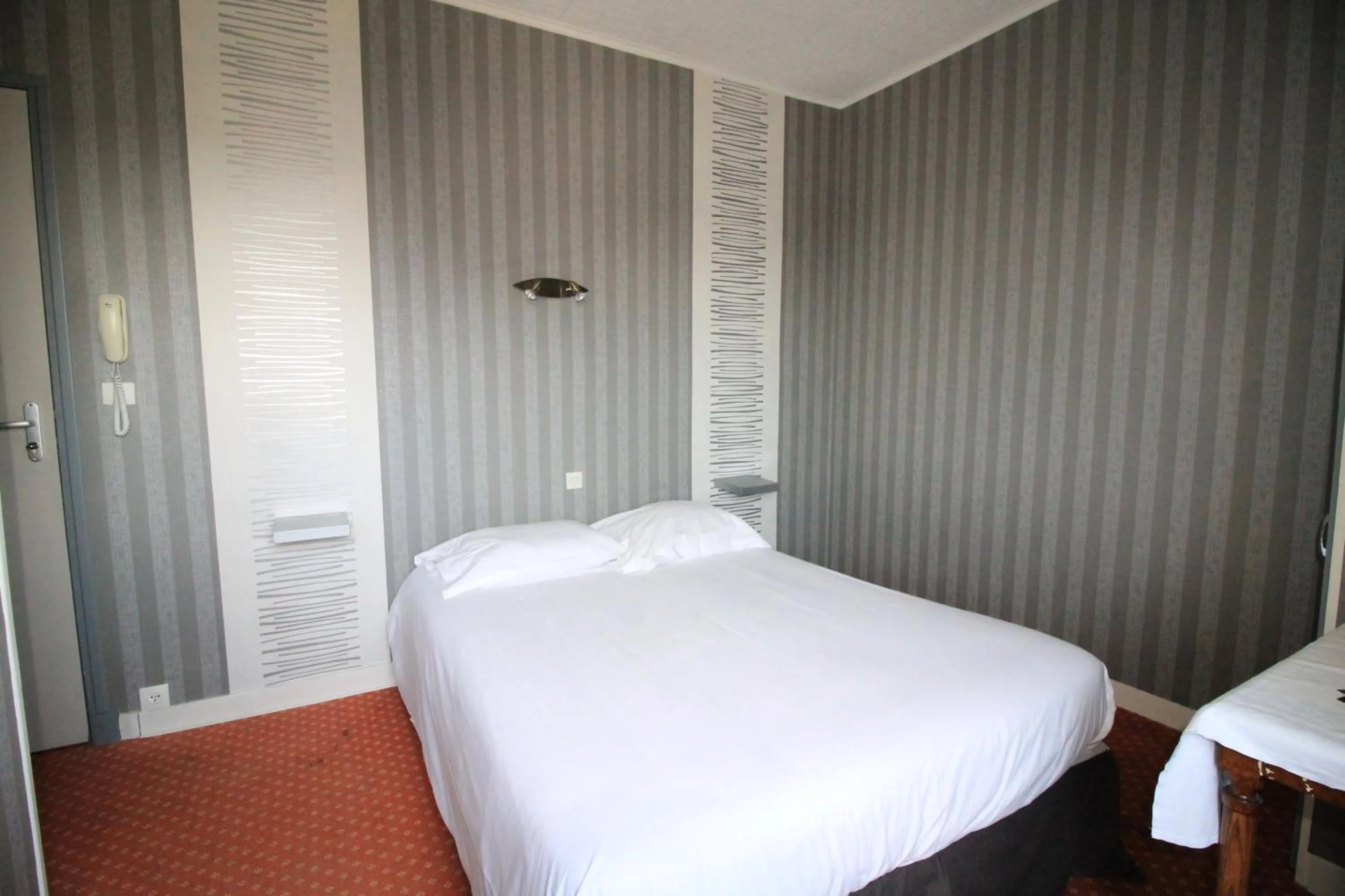 Bed in Hotel Restaurant Le Phare