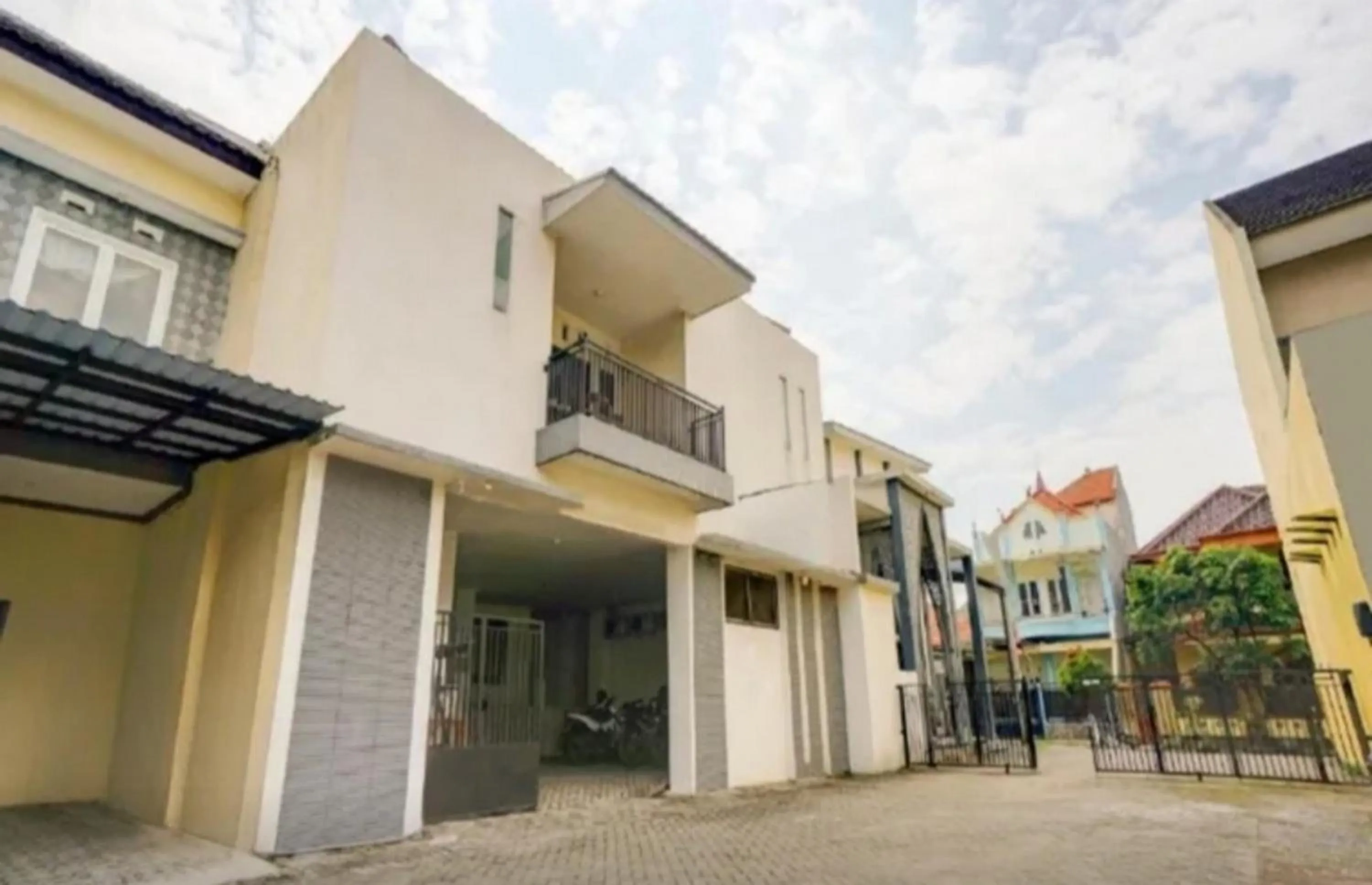 Property building in RedDoorz near Plaza Araya Malang