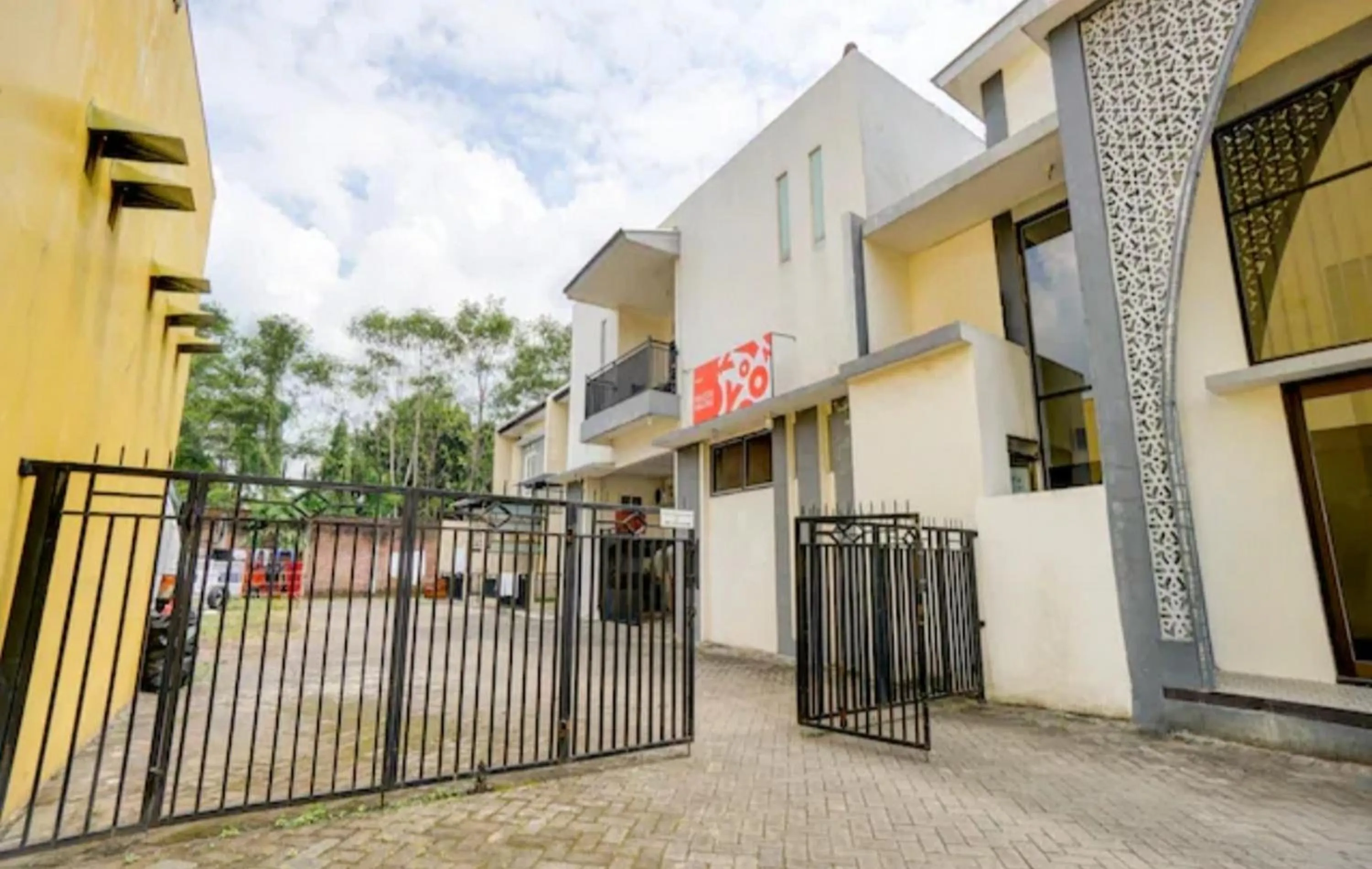 Property building in RedDoorz near Plaza Araya Malang