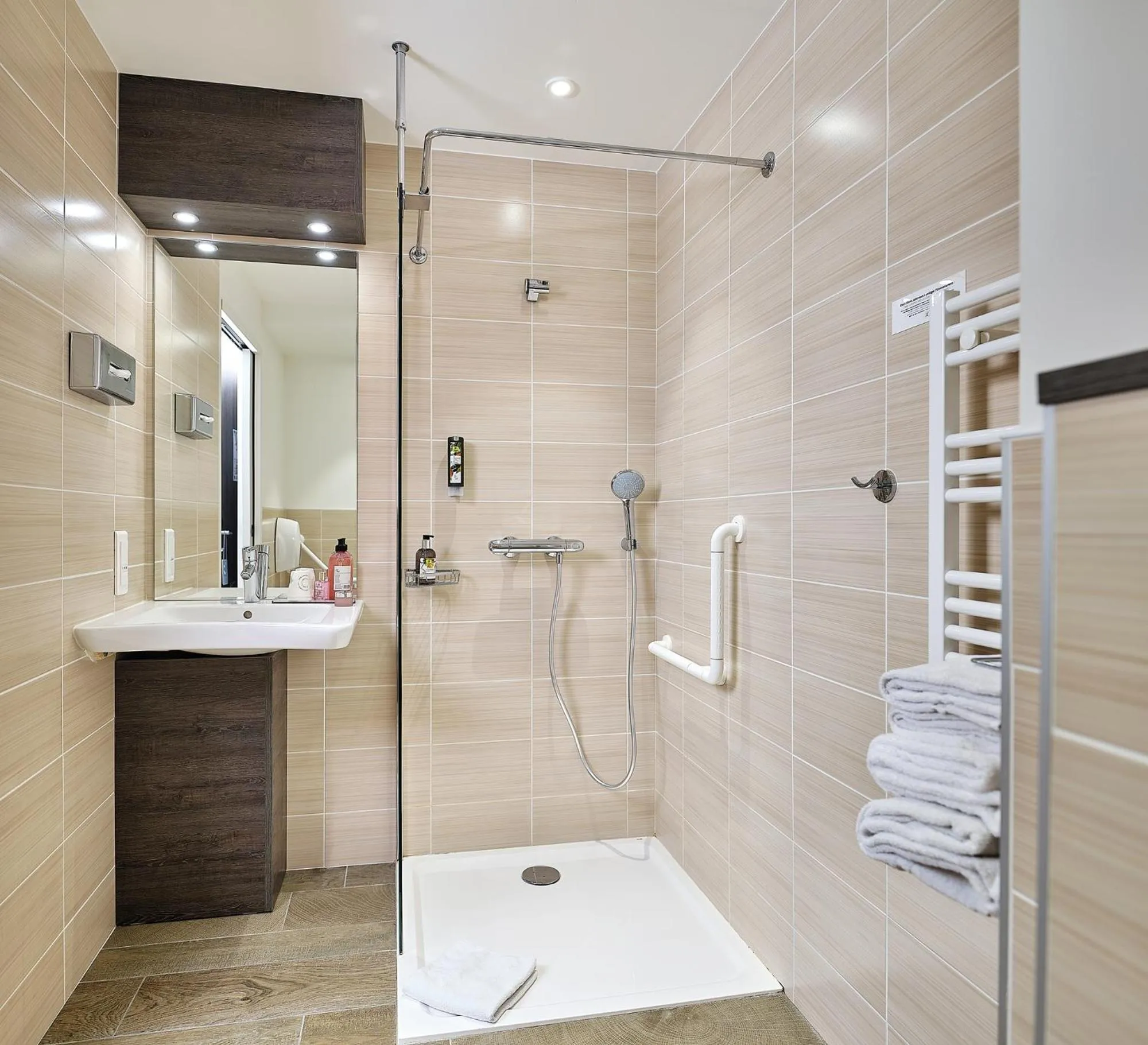 Bathroom in Logis Hôtel Restaurant Aloe