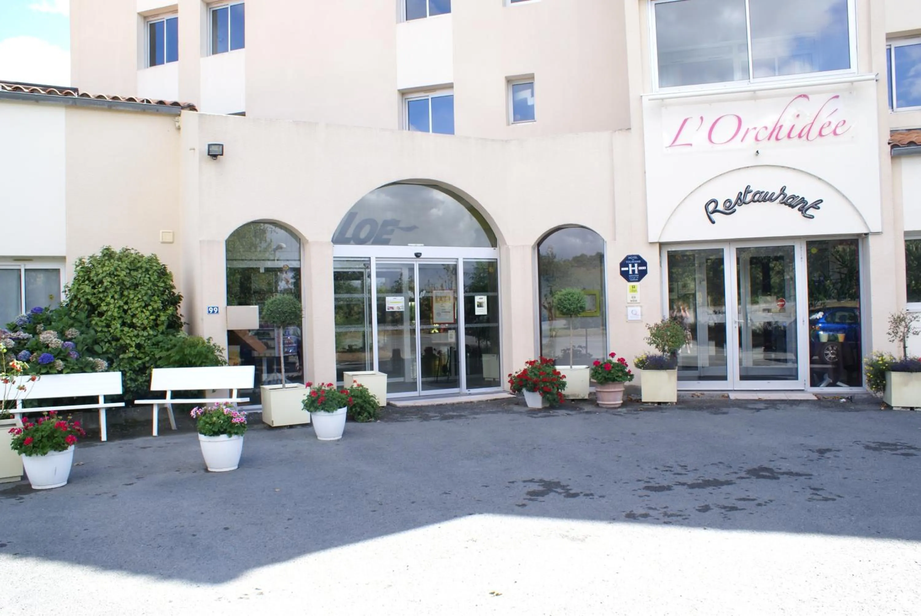 Facade/entrance in Logis Hôtel Restaurant Aloe