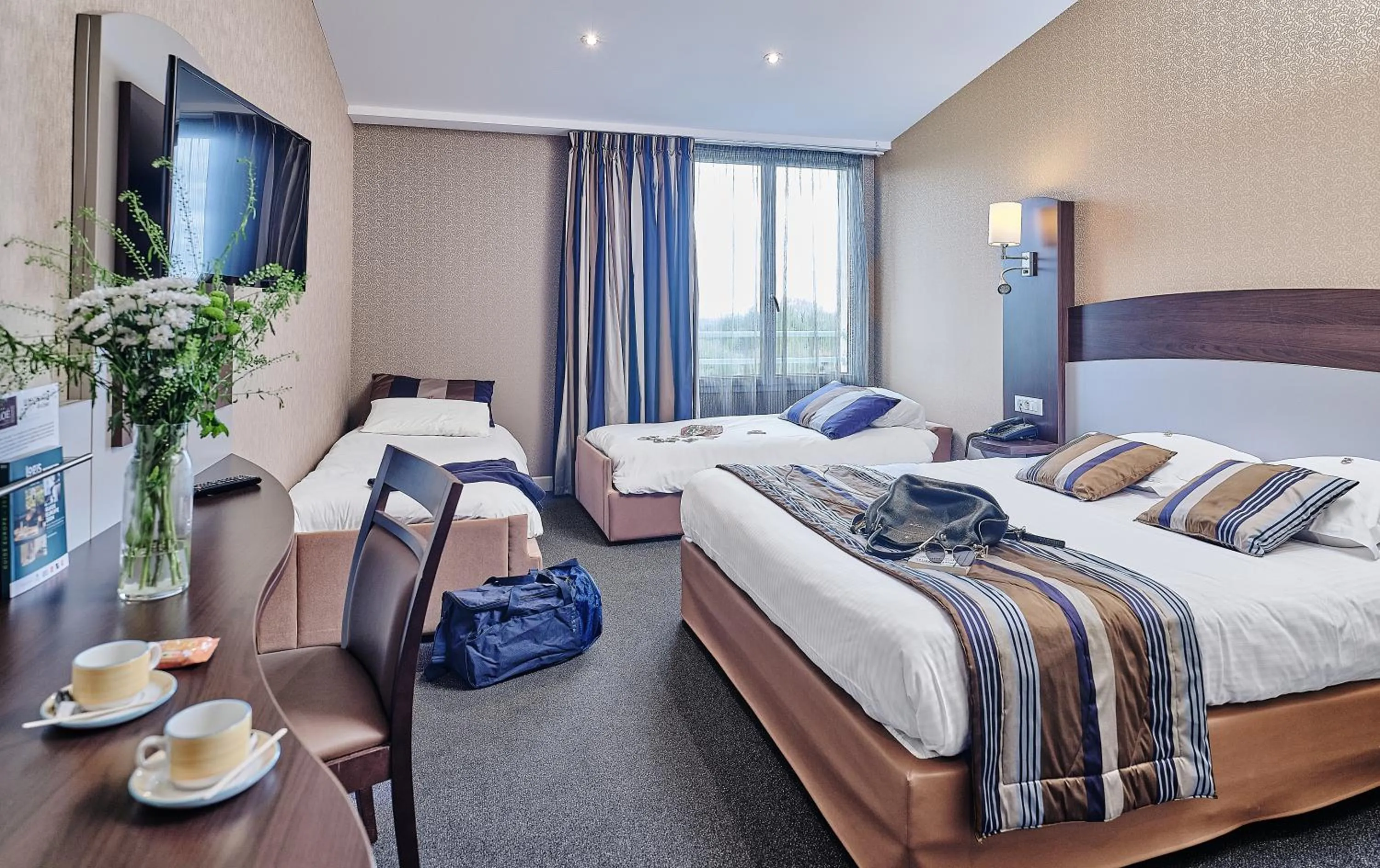 Bed in Logis Hôtel Restaurant Aloe