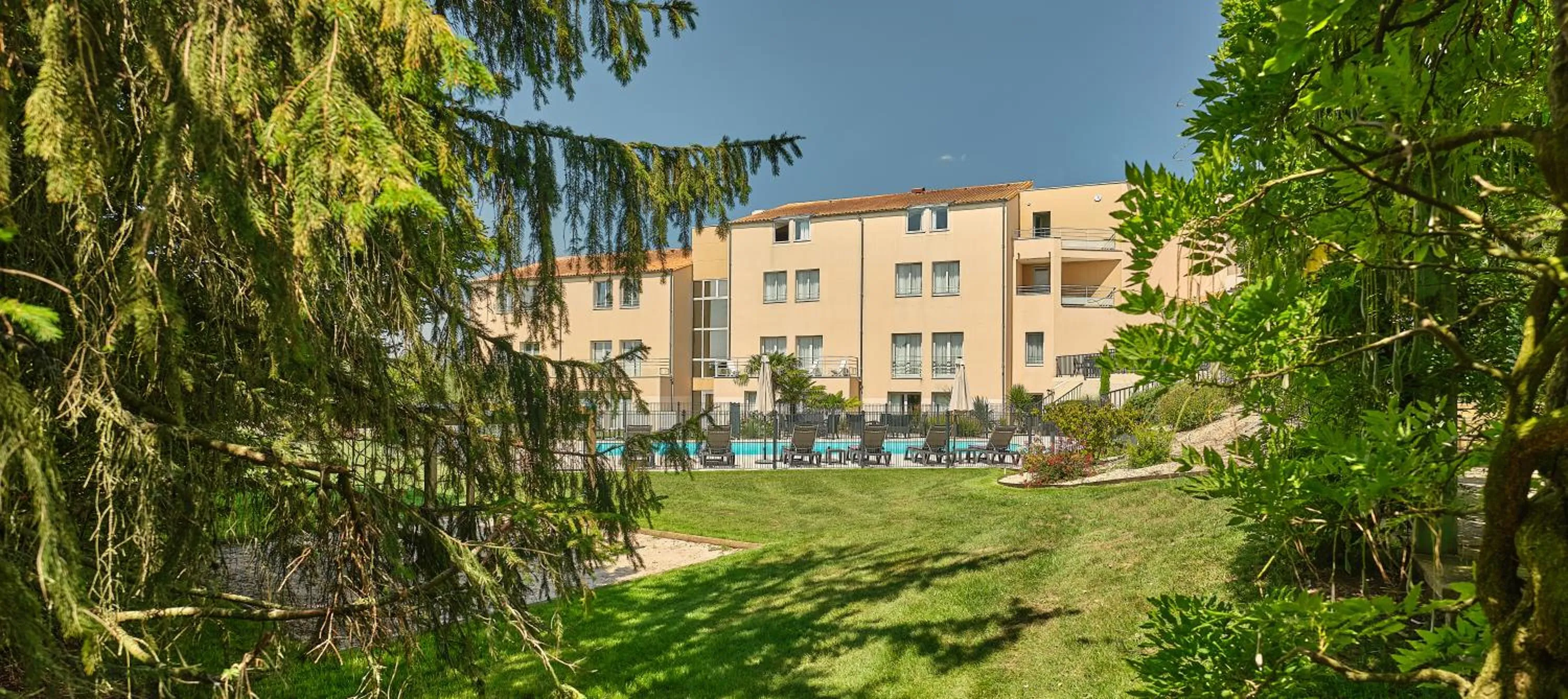 Garden in Logis Hôtel Restaurant Aloe