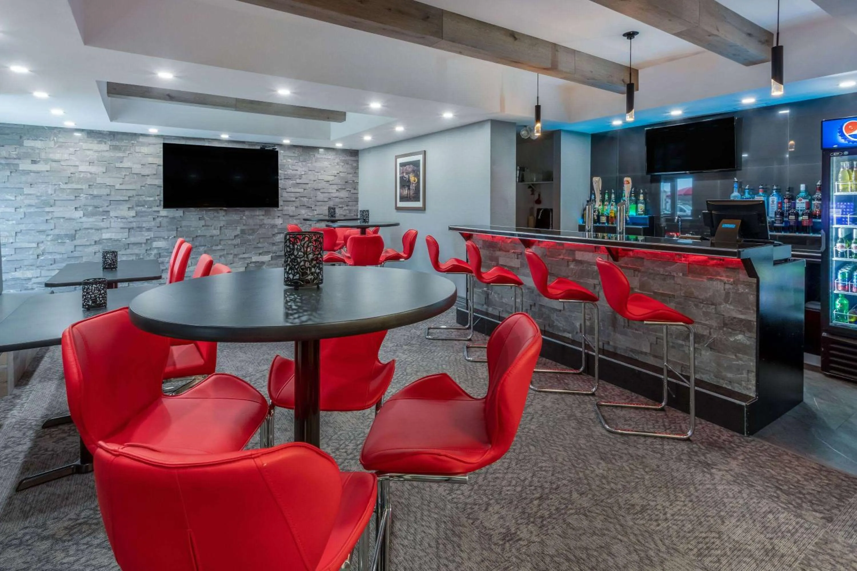 Lounge or bar in Microtel Inn & Suites by Wyndham - Timmins