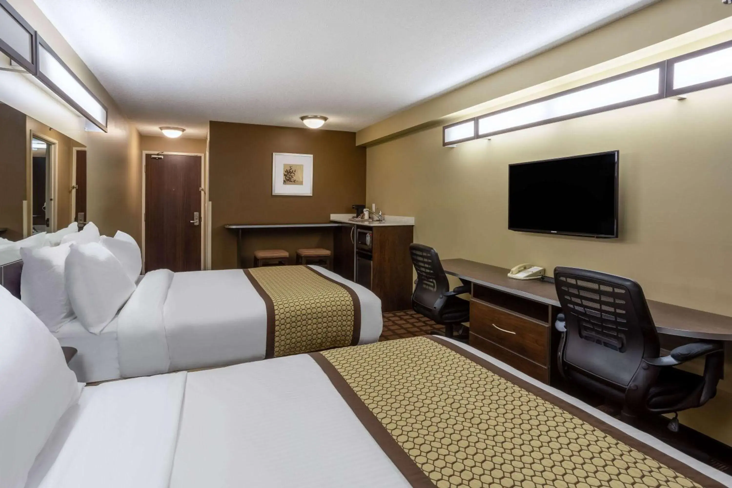 Deluxe Queen Room with Two Queen Beds - Non-Smoking in Microtel Inn & Suites by Wyndham - Timmins Deluxe Queen Room with Two Queen Beds - Non-Smoking in Microtel Inn & Suites by Wyndham - Timmins