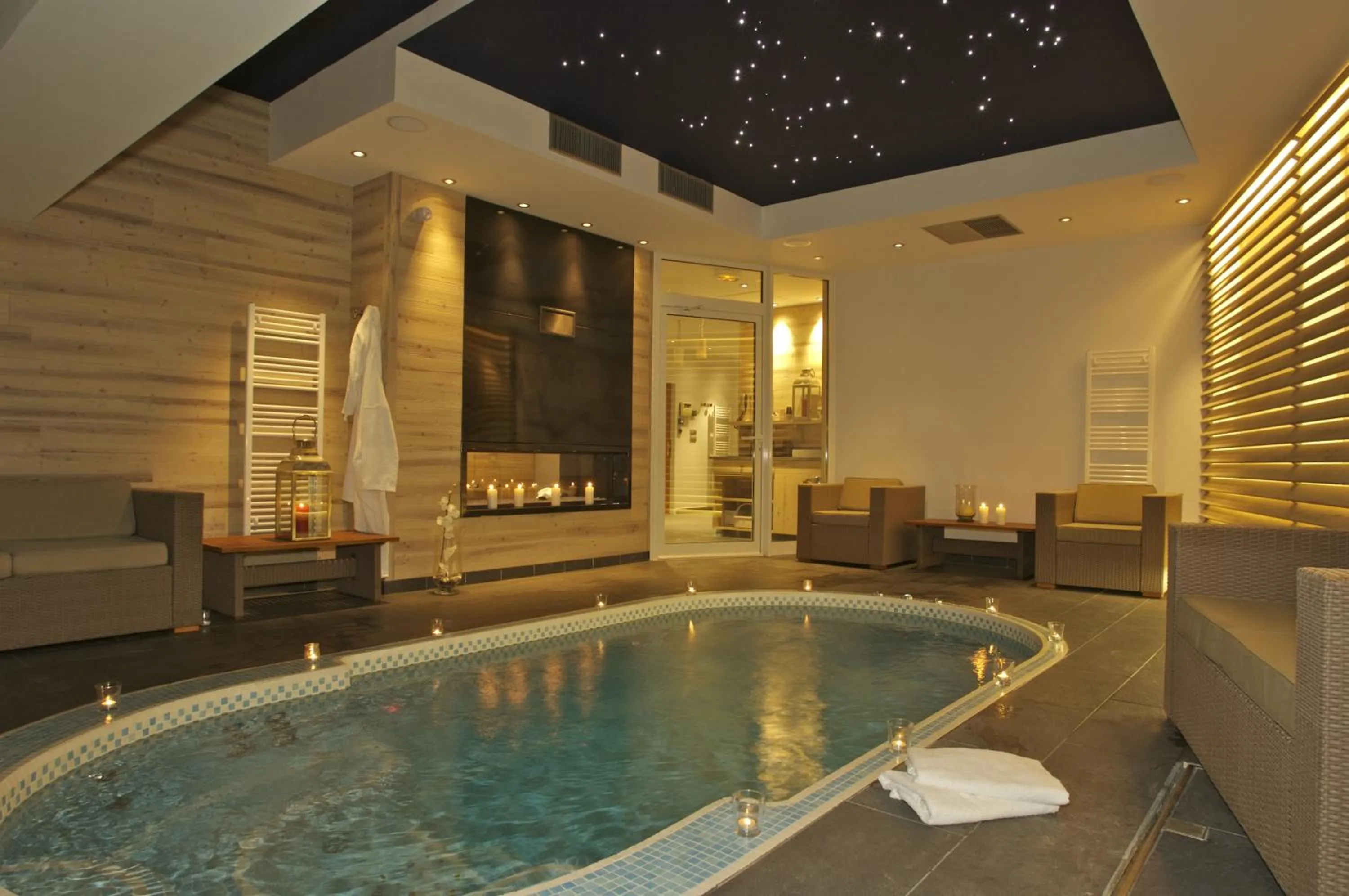 Hot Tub in Château Hôtel, Restaurant & Spa De La Commanderie