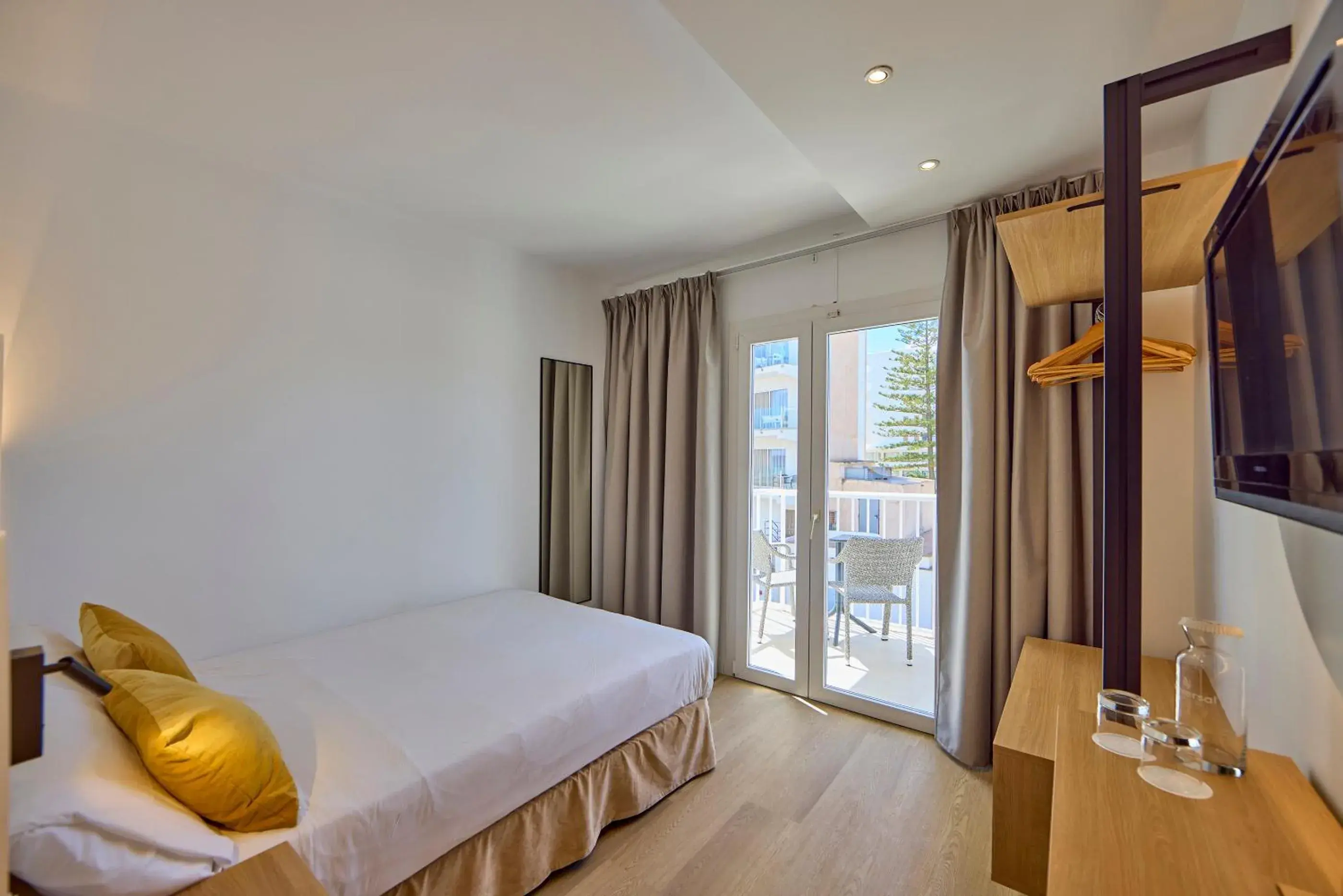 Photo of the whole room, Bed in Universal Hotel Bikini Photo of the whole room, Bed in Universal Hotel Bikini