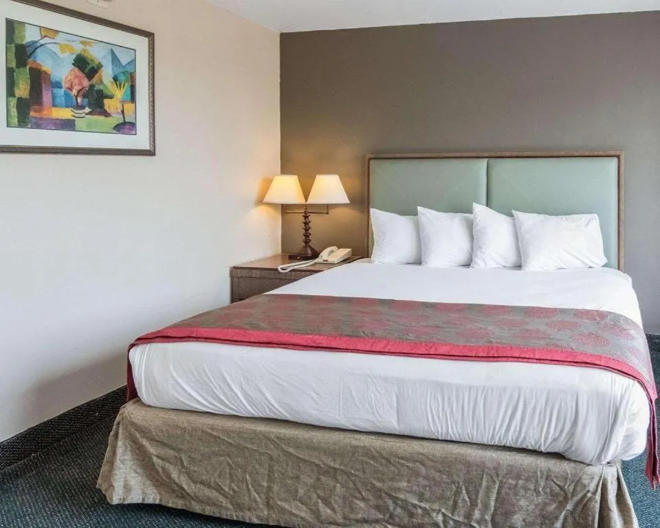 Bed in Economy Inn & Suites