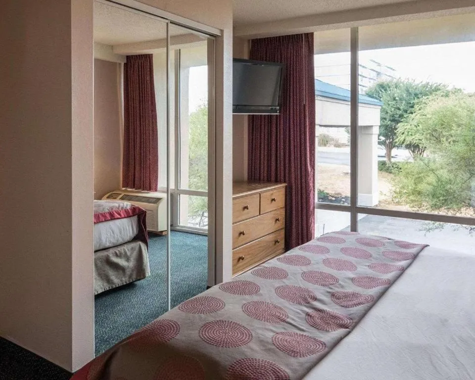 Bed in Economy Inn & Suites