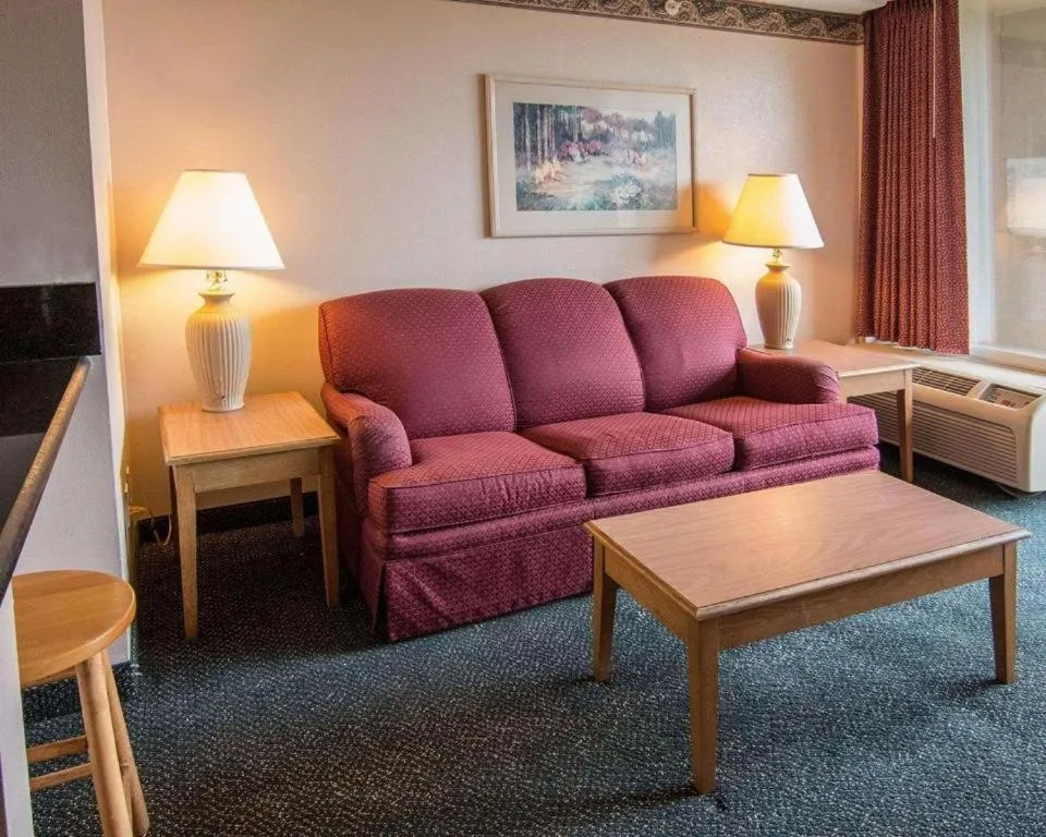 Living room in Economy Inn & Suites