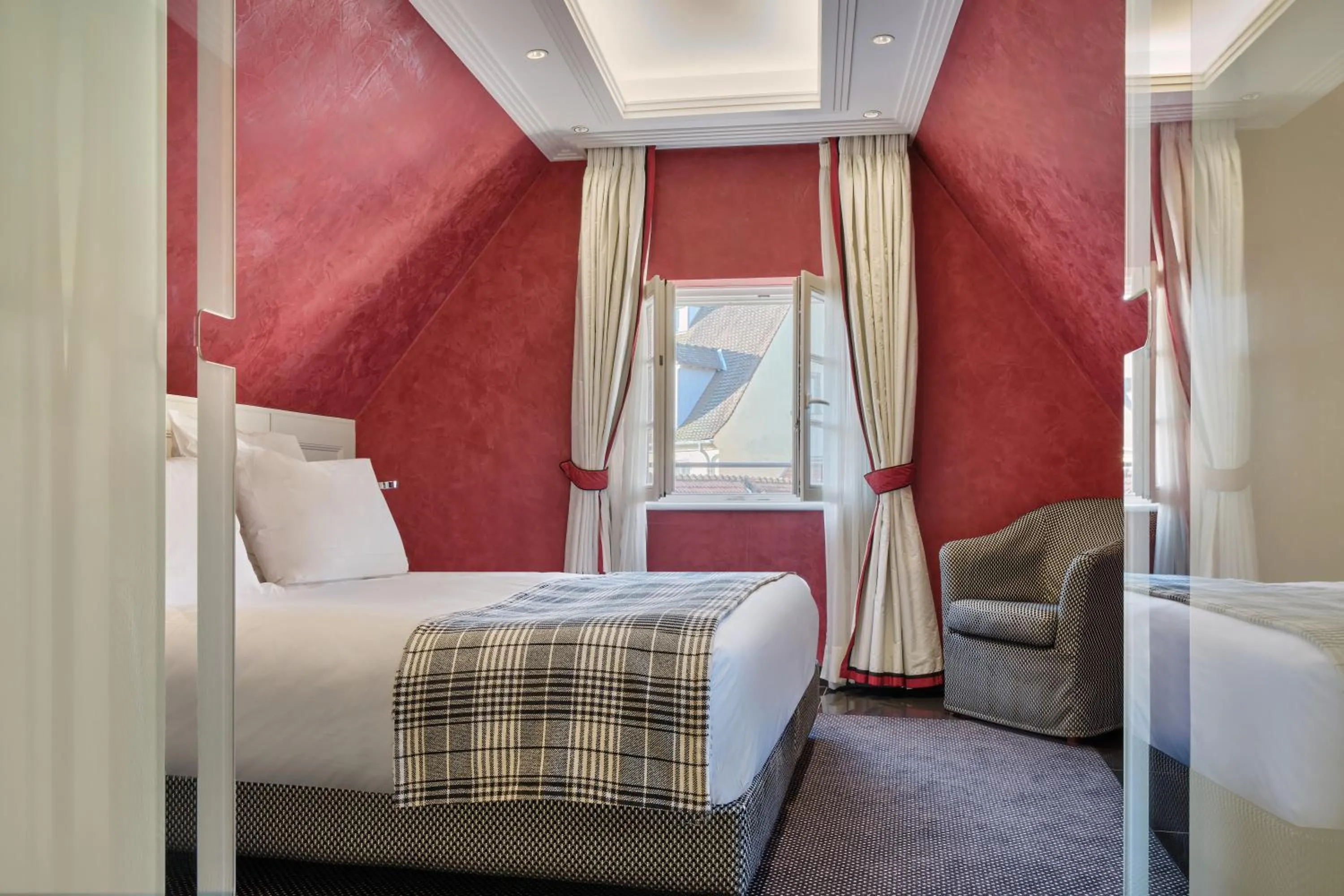 Photo of the whole room, Bed in Hotel & Spa A la cour d'Alsace by HappyCulture