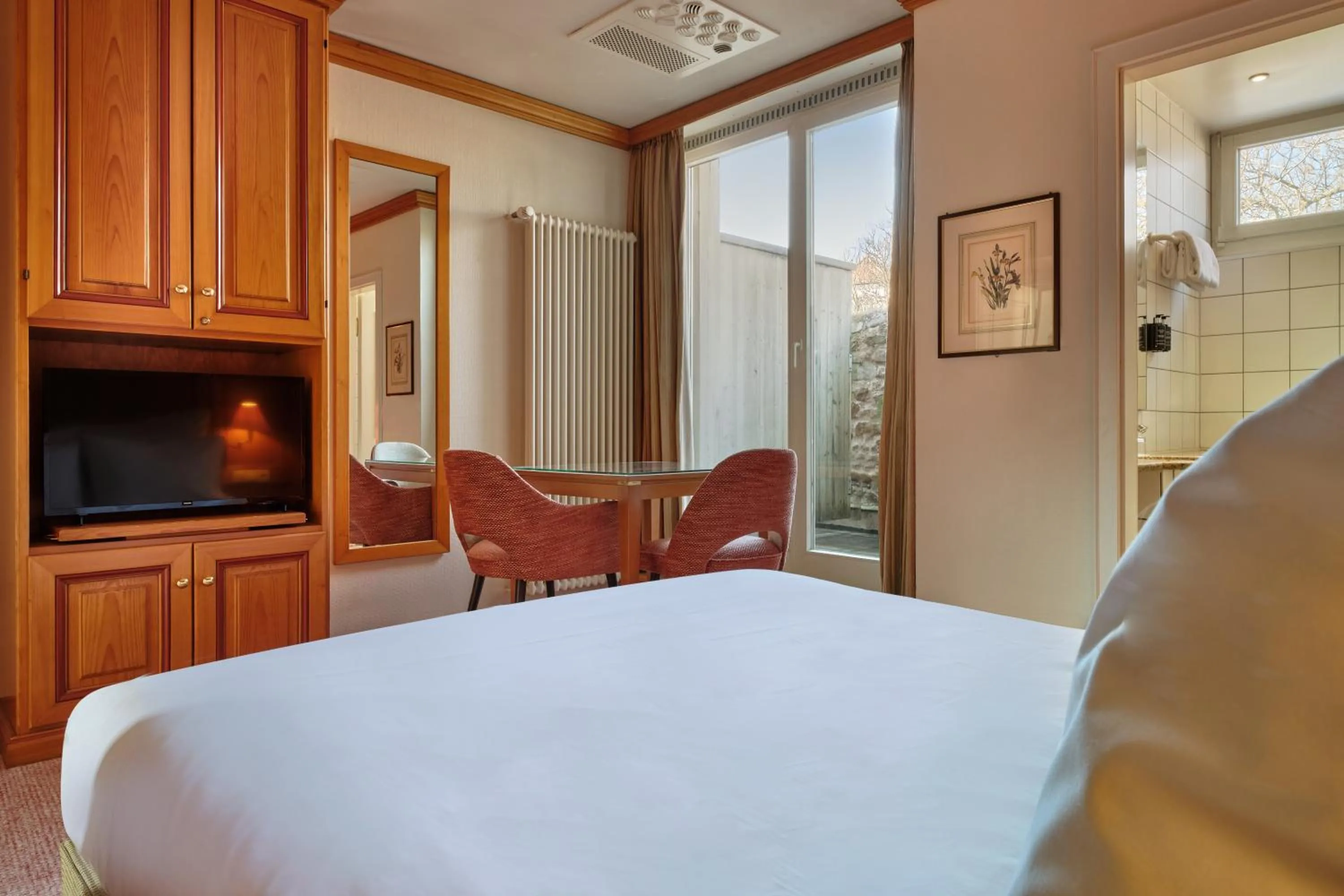 Bed in Hotel & Spa A la cour d'Alsace by HappyCulture