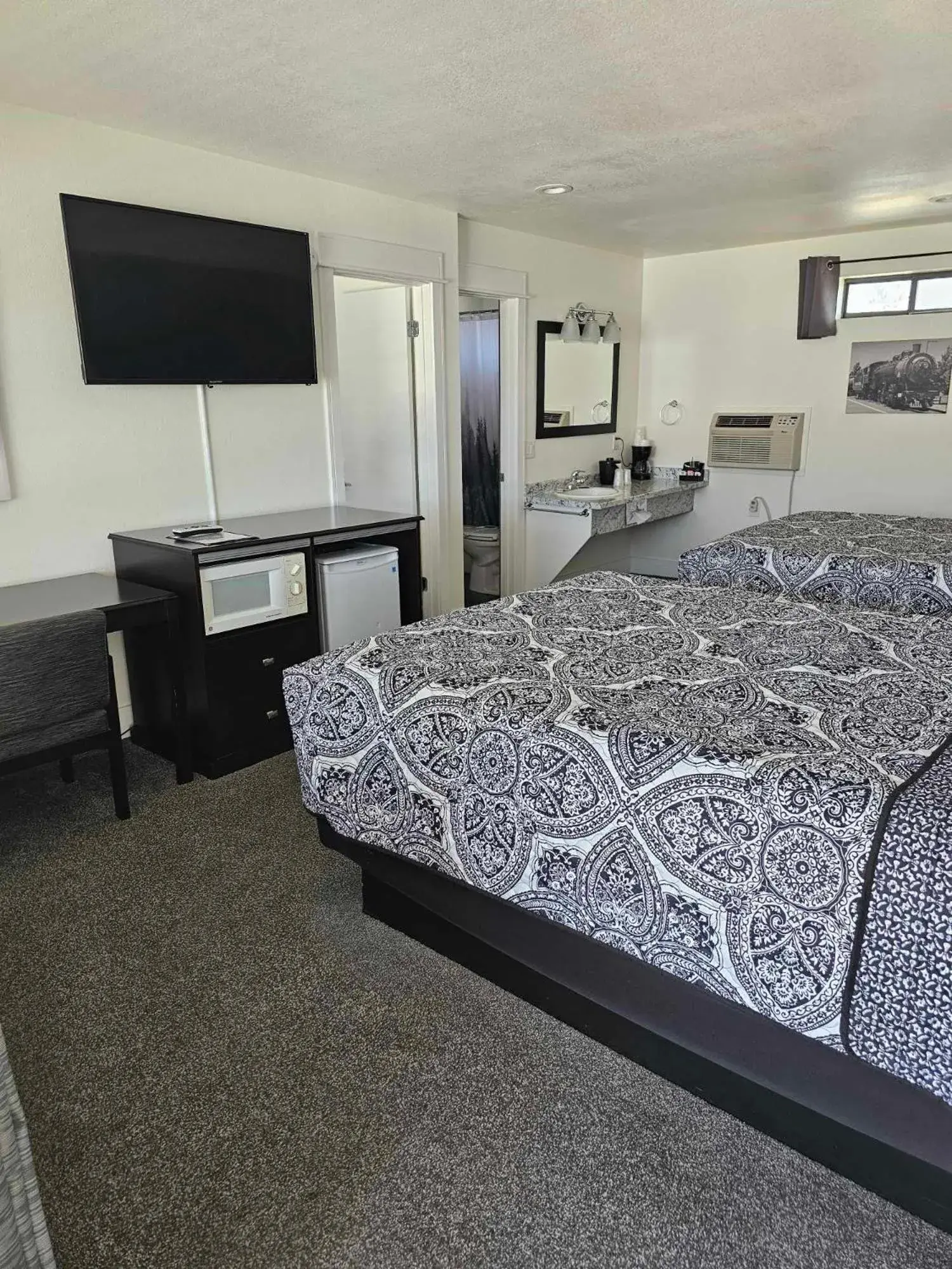 Deluxe Family Room in El Rancho Motel Deluxe Family Room in El Rancho Motel