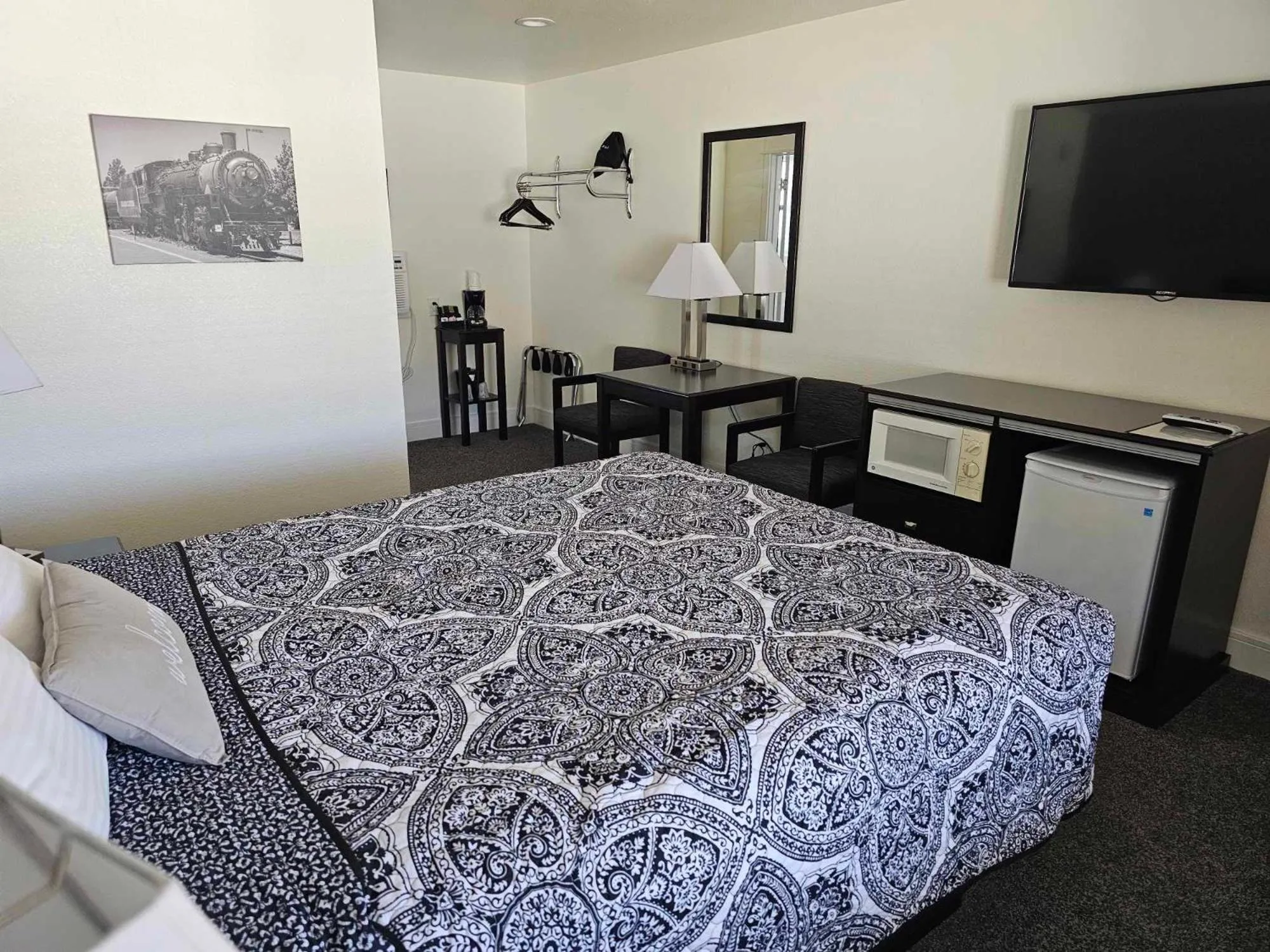 TV and multimedia, Bed in El Rancho Motel