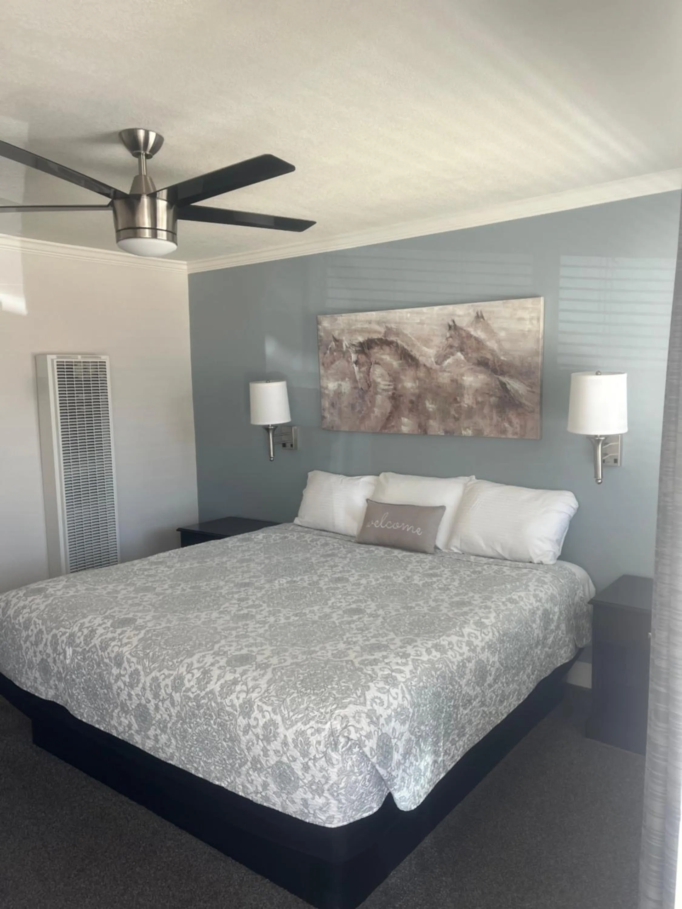 Bed in El Rancho Motel