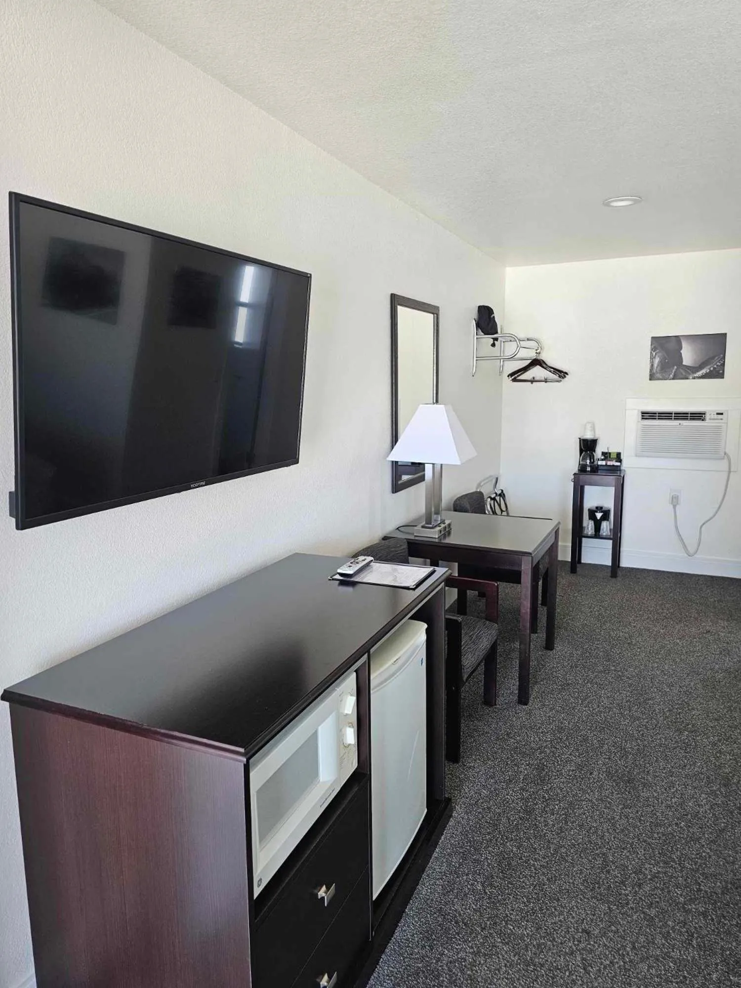 TV and multimedia in El Rancho Motel