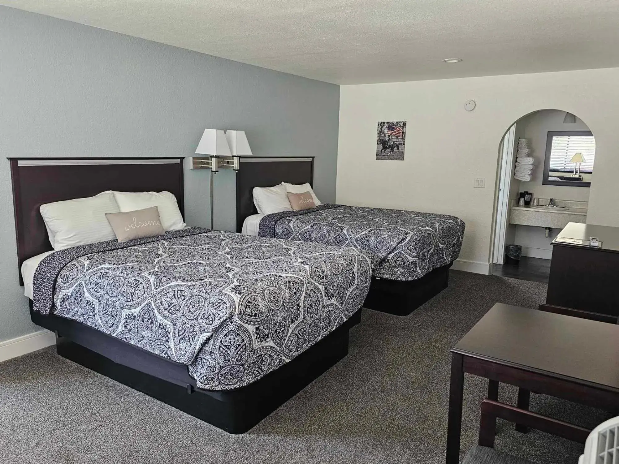 Deluxe Queen Room with Two Queen Beds in El Rancho Motel Deluxe Queen Room with Two Queen Beds in El Rancho Motel