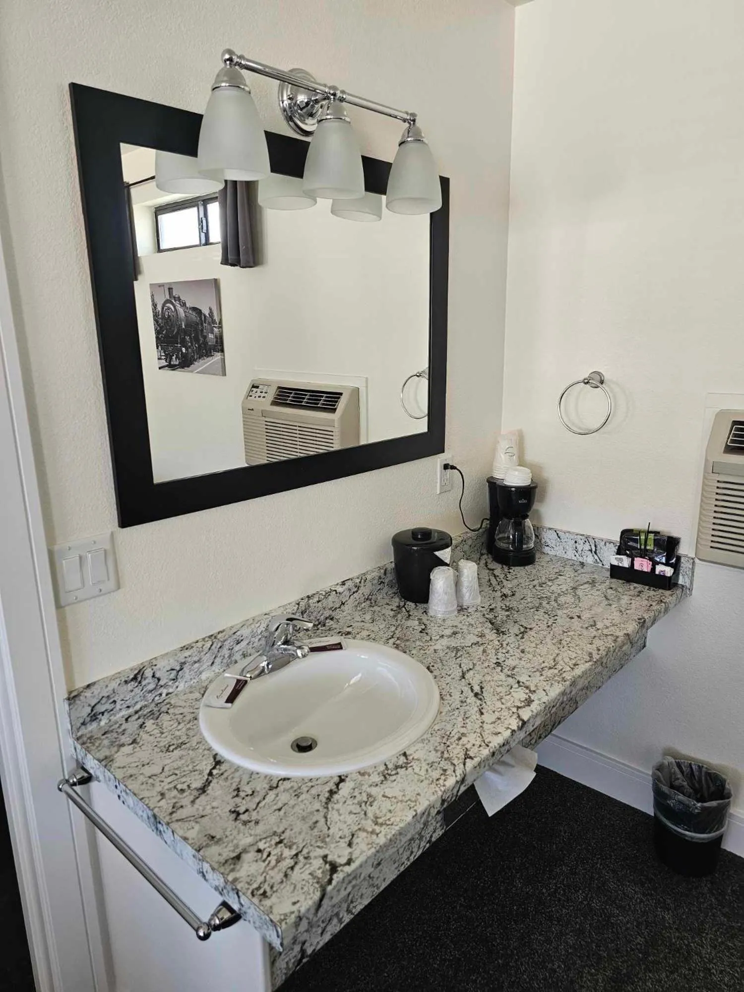 Coffee/tea facilities in El Rancho Motel