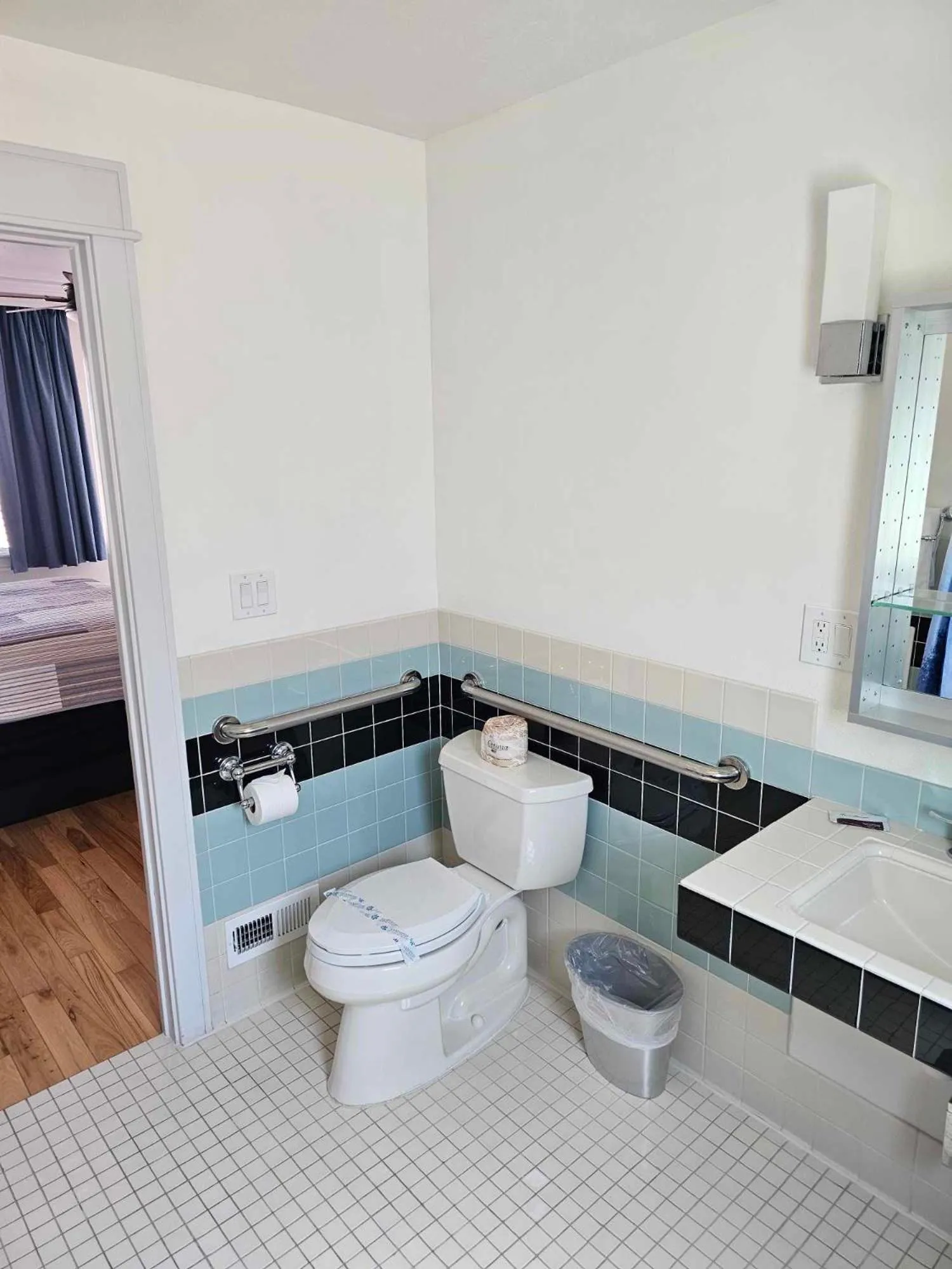 Shower in El Rancho Motel