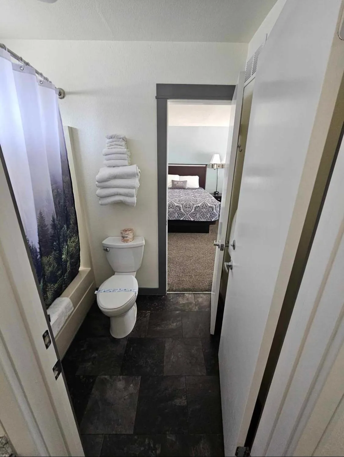 Bathroom, Bed in El Rancho Motel