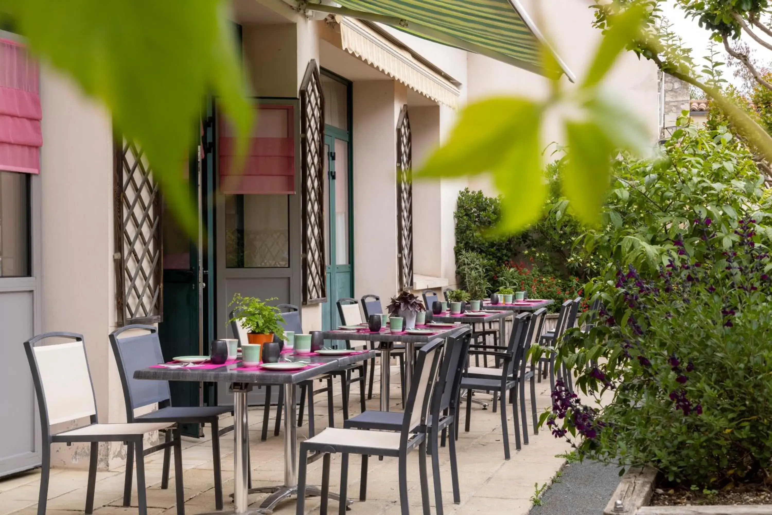 Patio in Logis Hôtel-Restaurant LE FONTARABIE Patio in Logis Hôtel-Restaurant LE FONTARABIE