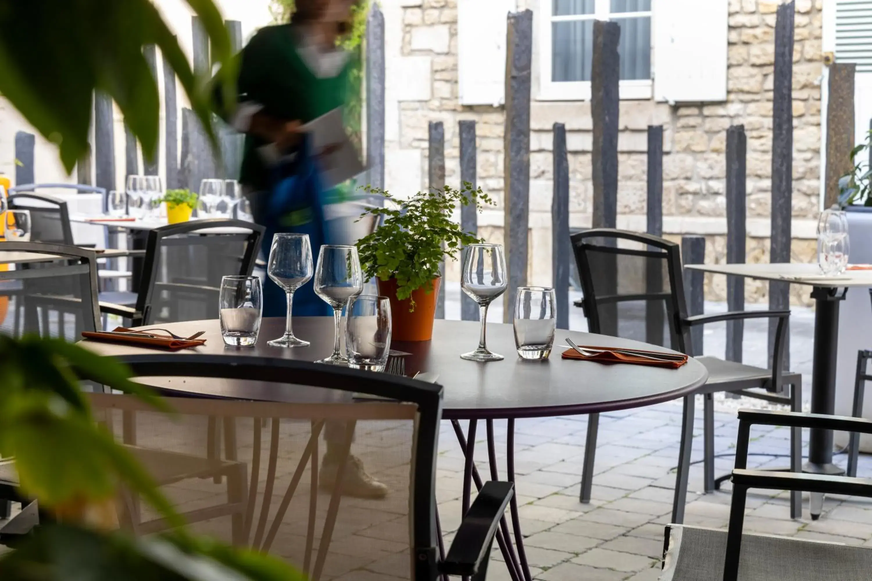 Patio in Logis Hôtel-Restaurant LE FONTARABIE Patio in Logis Hôtel-Restaurant LE FONTARABIE