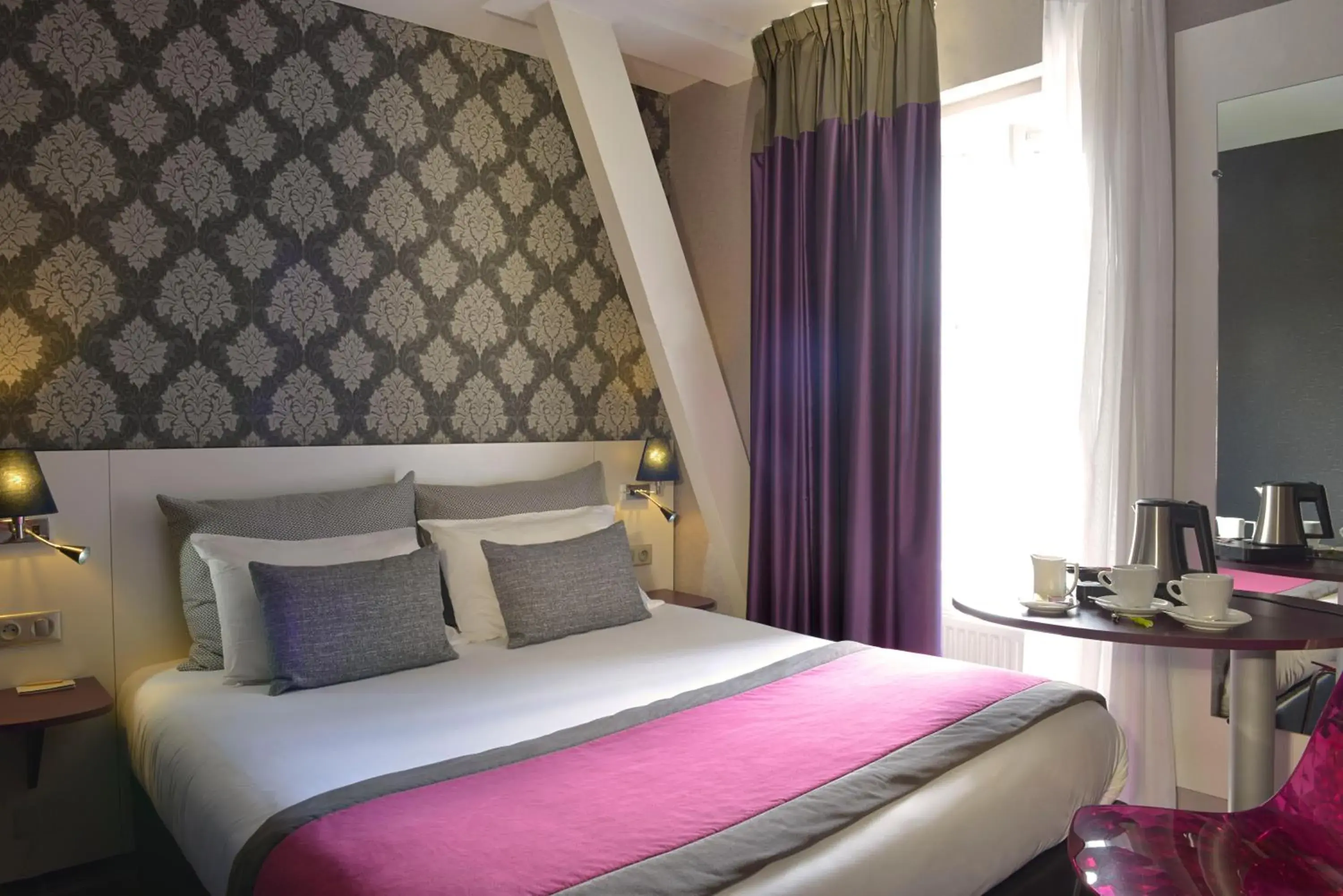 Property building, Bed in Logis Hôtel-Restaurant LE FONTARABIE Property building, Bed in Logis Hôtel-Restaurant LE FONTARABIE