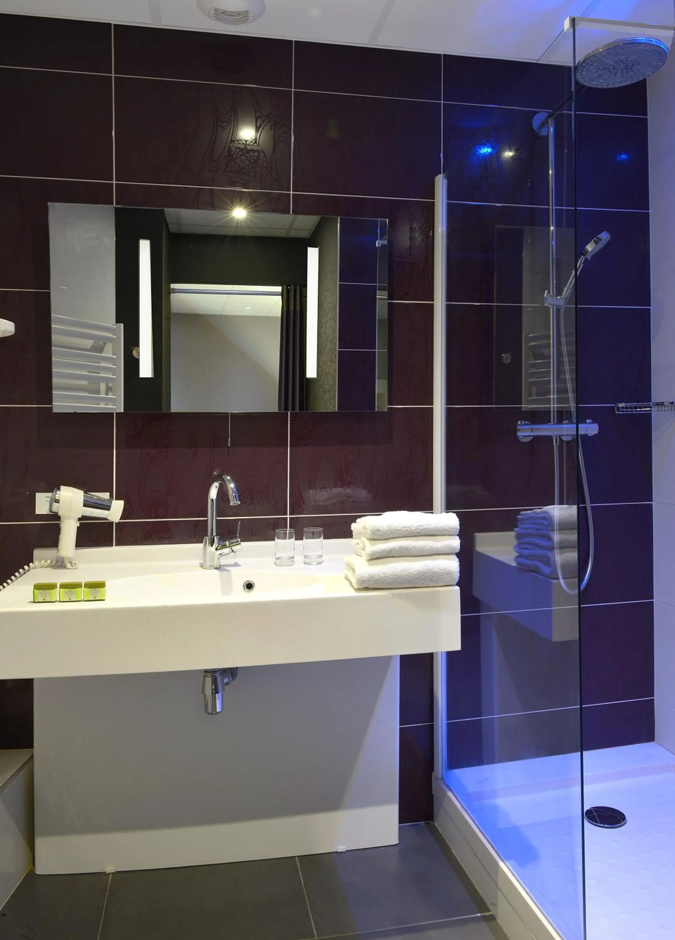 Bathroom in Logis Hôtel-Restaurant LE FONTARABIE