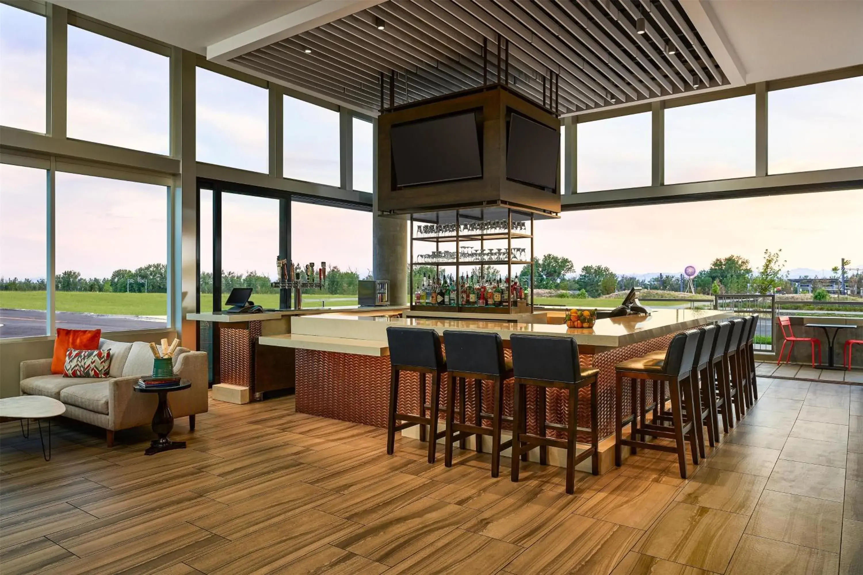 Lounge or bar in Hyatt Place Pena Station/Denver Airport Lounge or bar in Hyatt Place Pena Station/Denver Airport